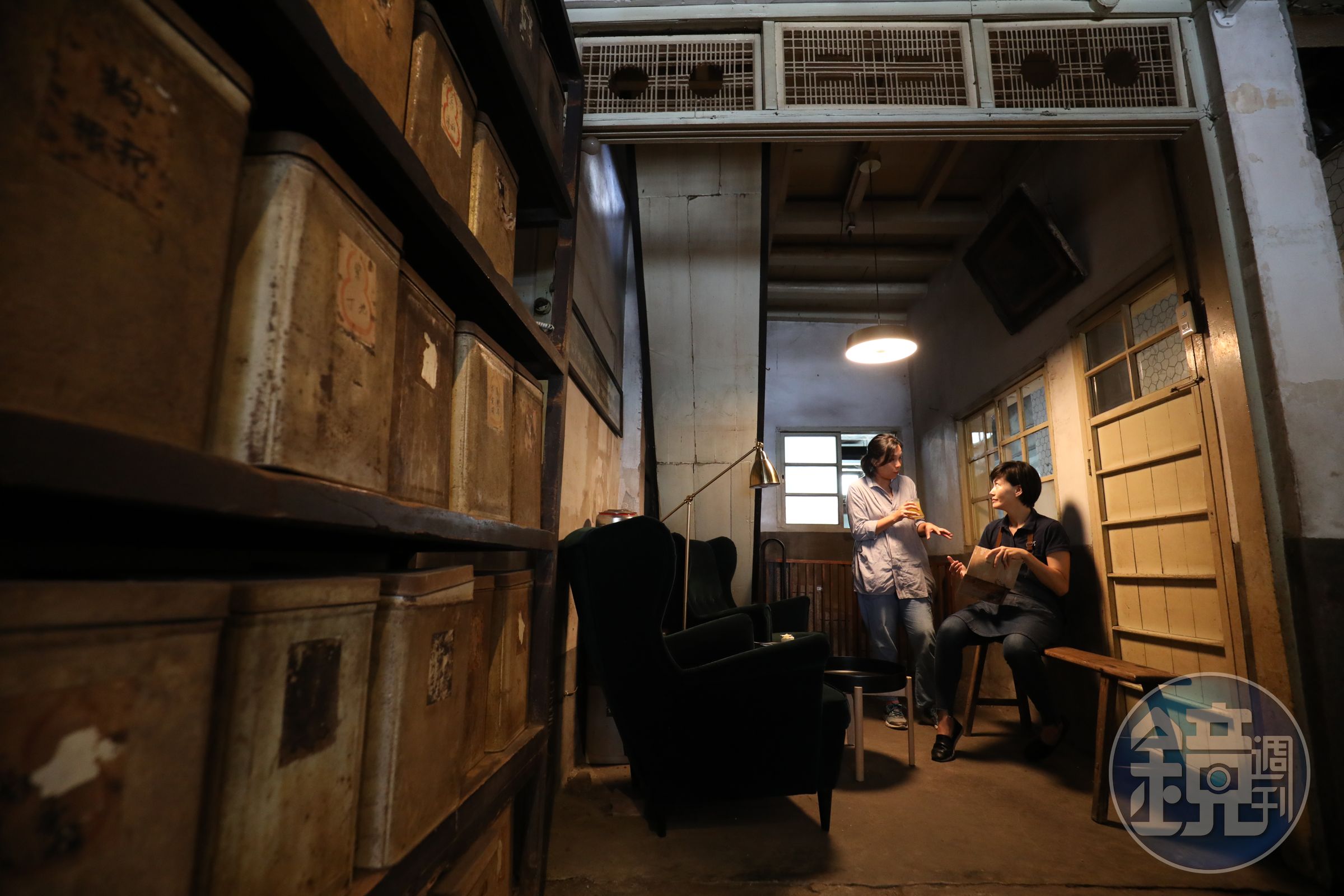 「北港保生堂漢方咖啡館」的古老中藥櫃與斑駁藥材鐵桶，有著歲月痕跡。
