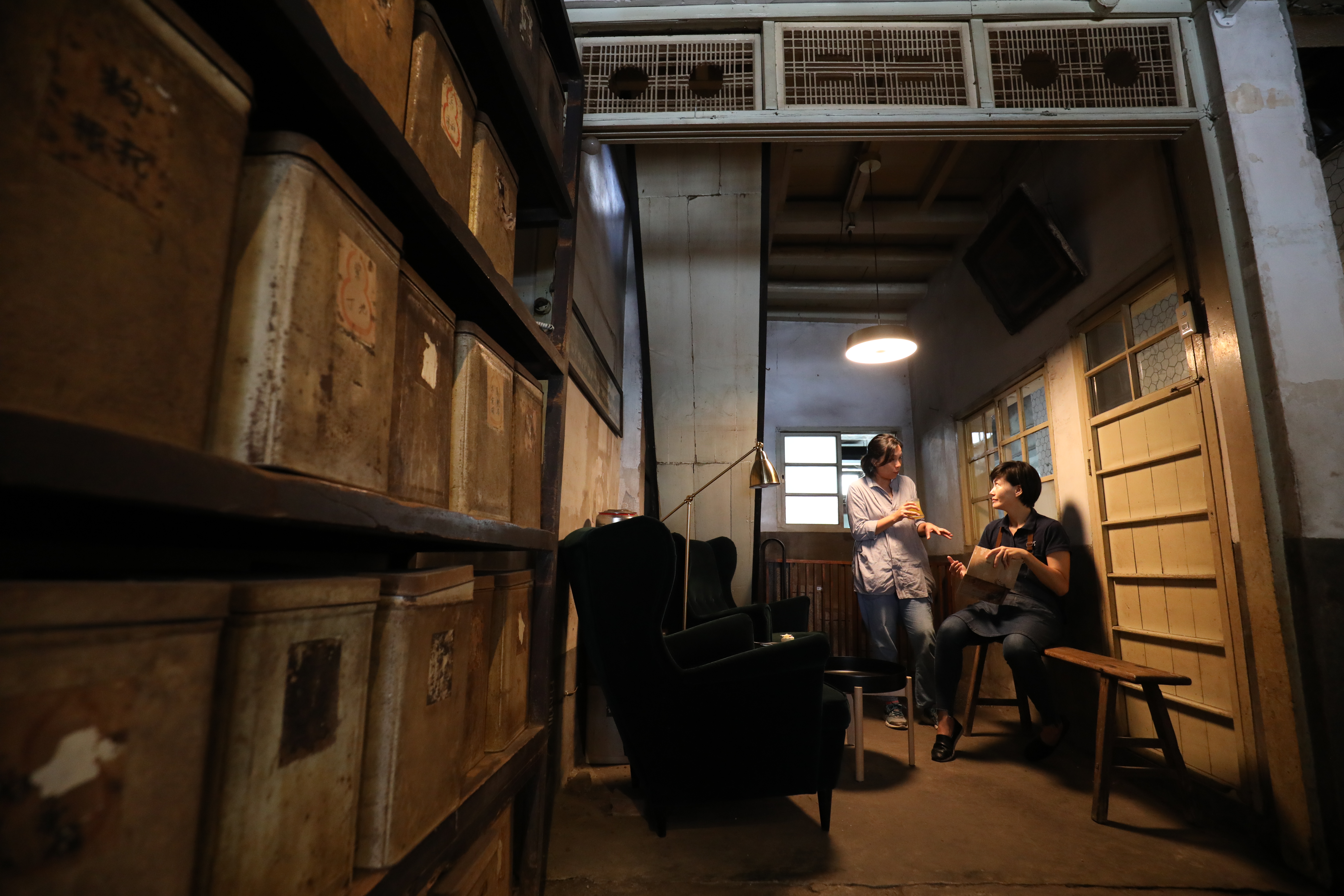 「北港保生堂漢方咖啡館」的古老中藥櫃與斑駁藥材鐵桶，有著歲月痕跡。