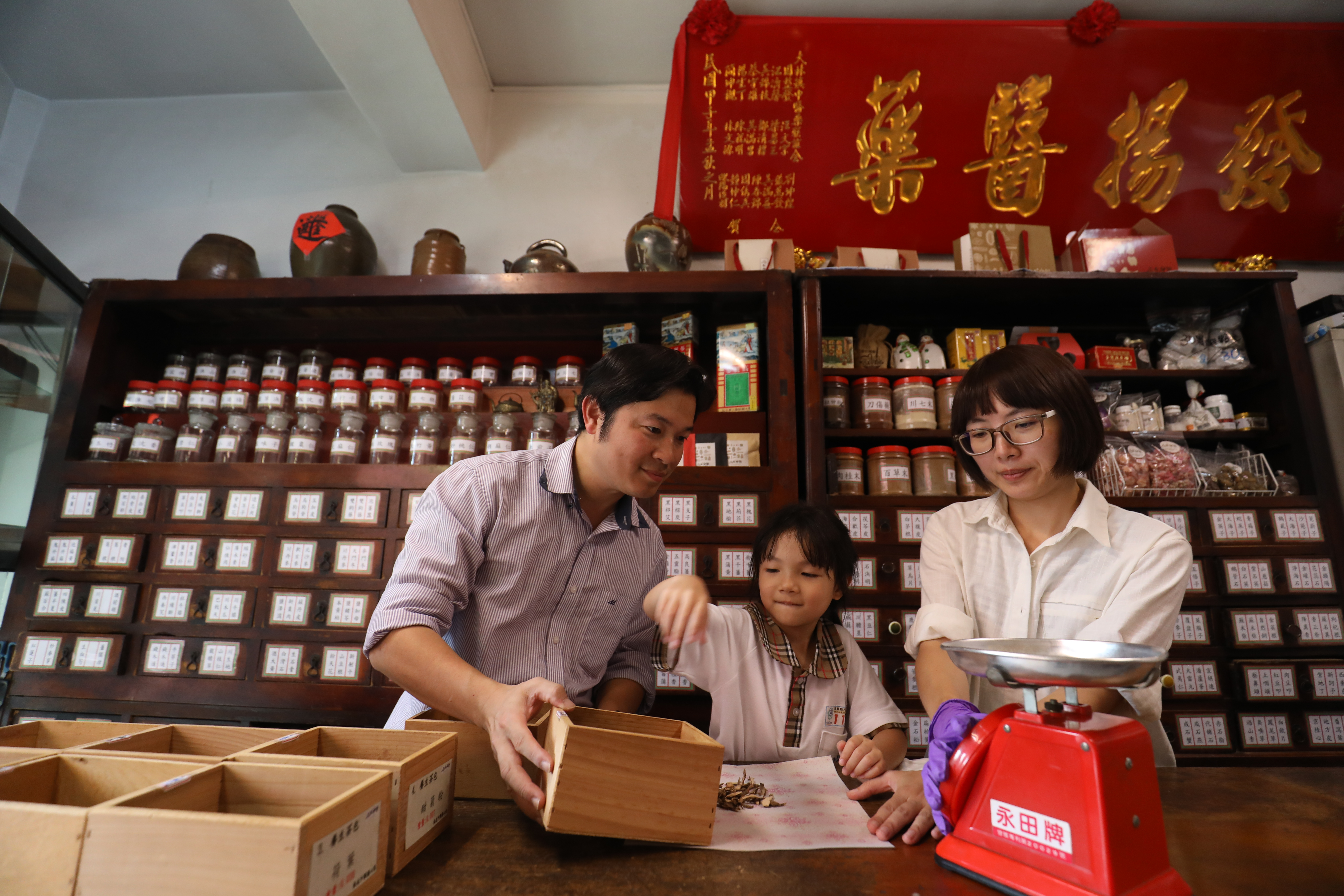 在嘉義參加「中藥小旅行」，遊客可以實際體驗如何抓一帖藥。