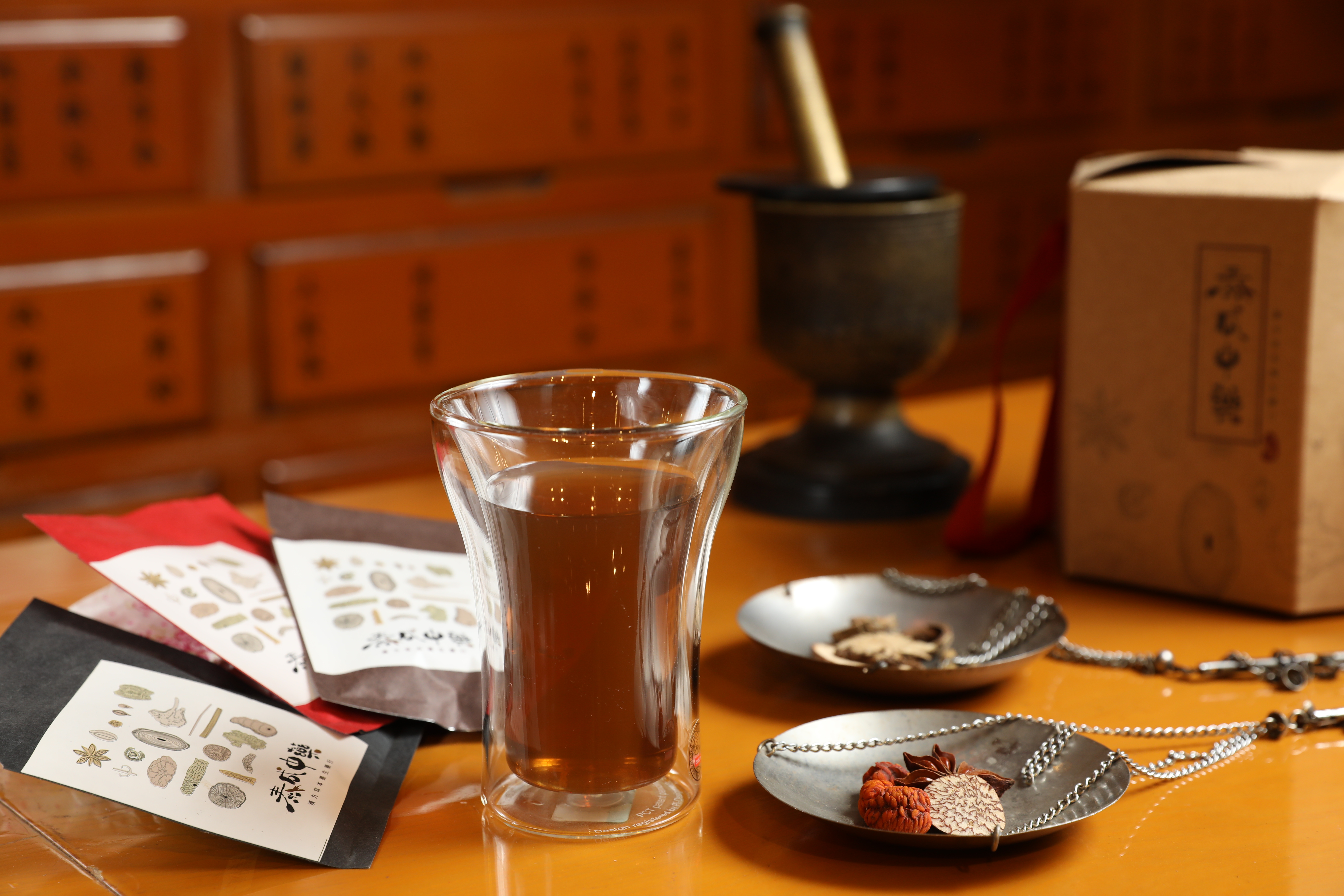 「泰成中藥」因應現代生活，推出18款便利的養生茶包。（40元／包）