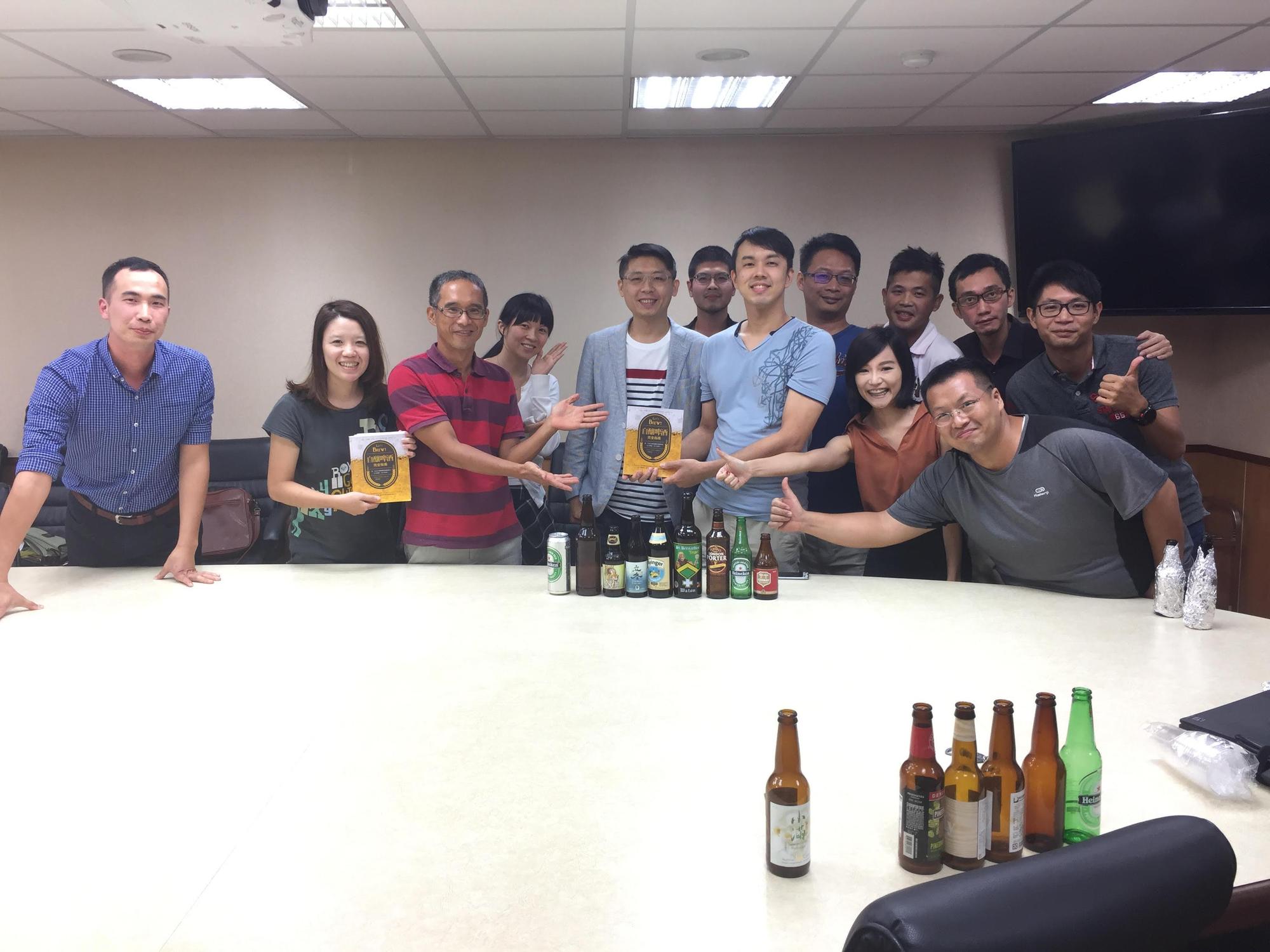 宋培弘（左5）在東吳大學推廣部開設啤酒品味養成班。（啤酒頭提供）
