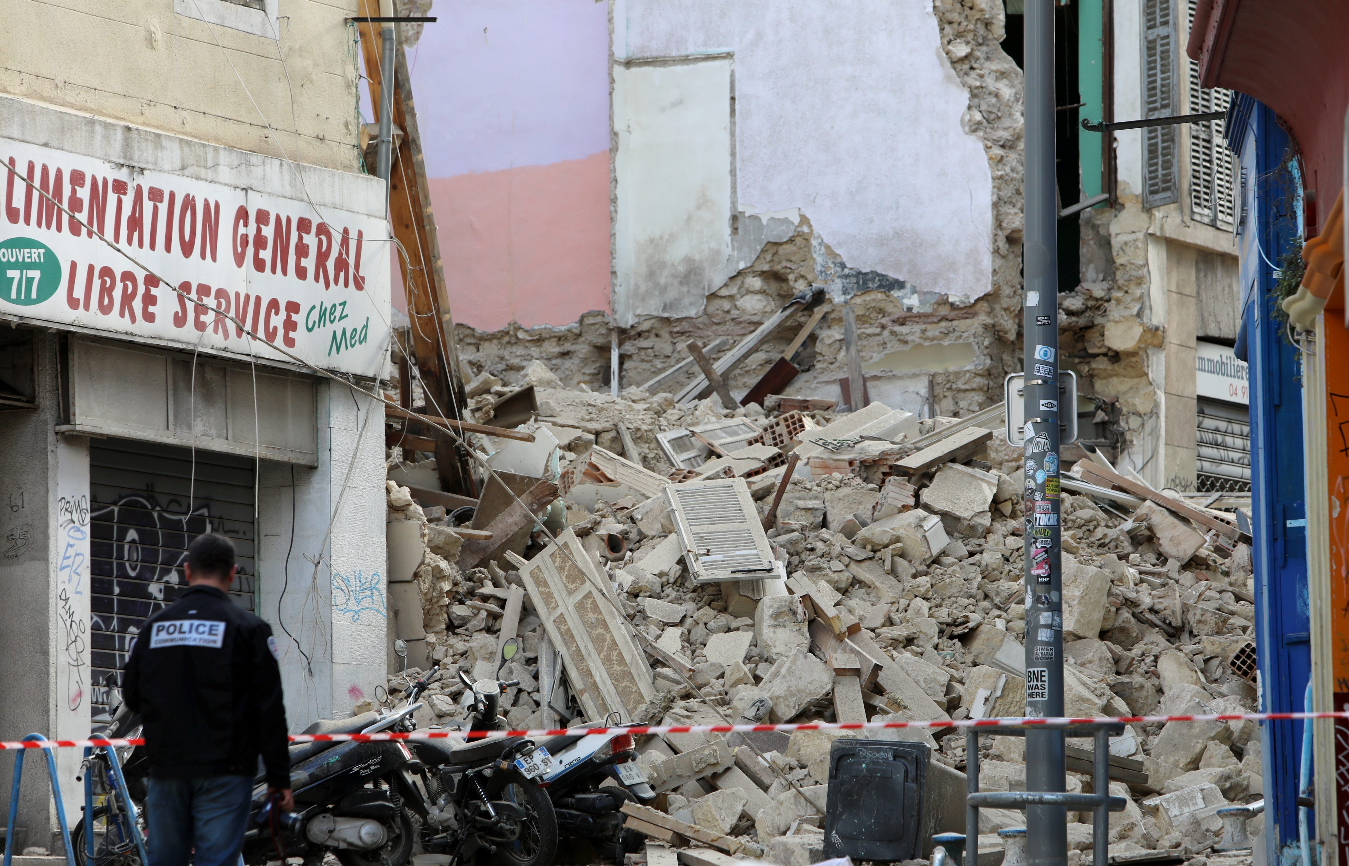 法國馬賽樓房倒塌，搜救人員在事故現場搜尋可能被掩埋的居民。（東方IC）