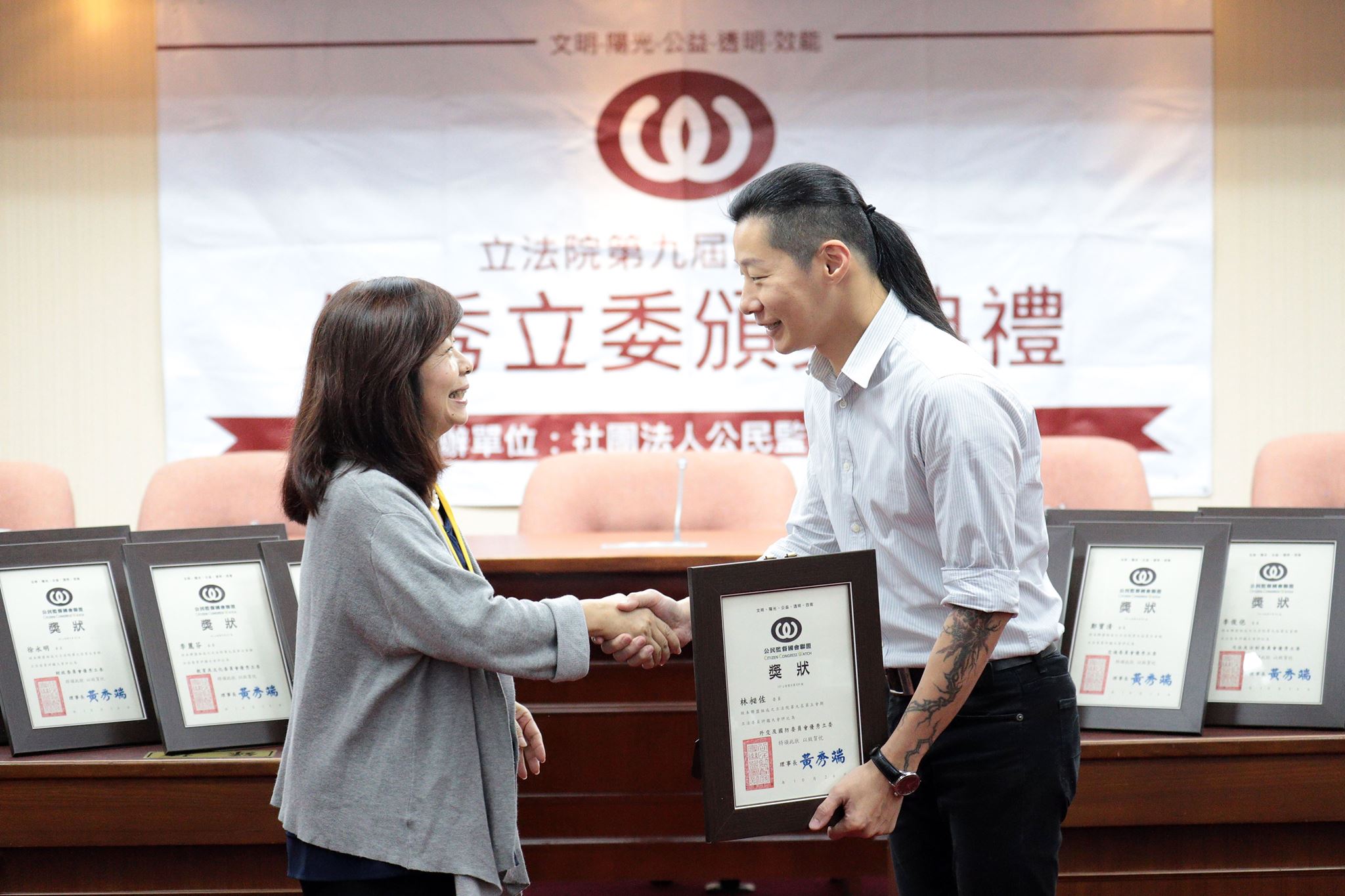 先前林昶佐獲得公督盟評選本屆的「優秀立委」，近日卻被大批韓粉圍剿，「計算」質詢發言率最低2％。（翻攝自林昶佐臉書）