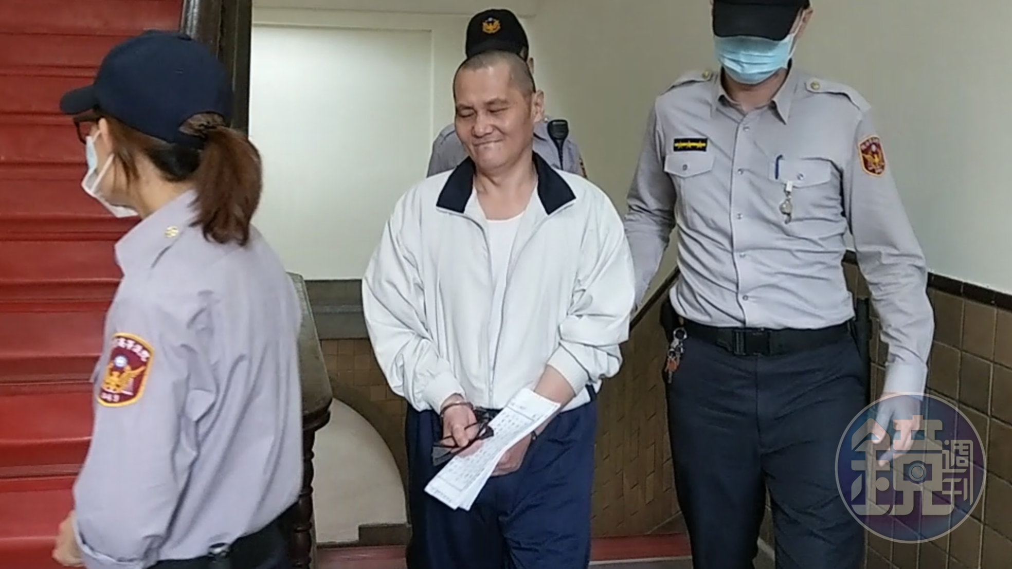 翁仁賢在桃園家中潑汽油放火，燒死高齡父母及親人，造成6死4傷，出庭罵法官FxxK。