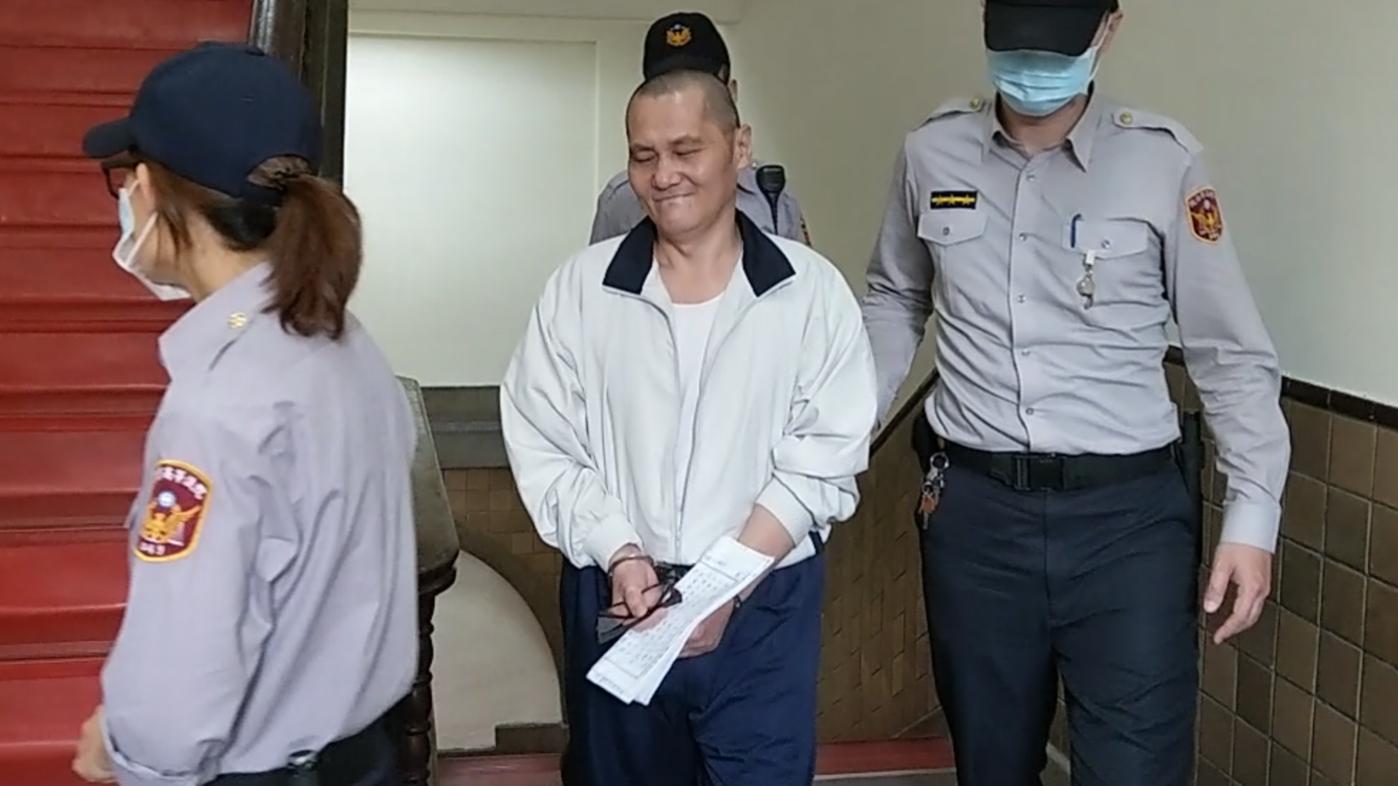 翁仁賢在桃園家中潑汽油放火，燒死高齡父母及親人，造成6死4傷，出庭罵法官FxxK。