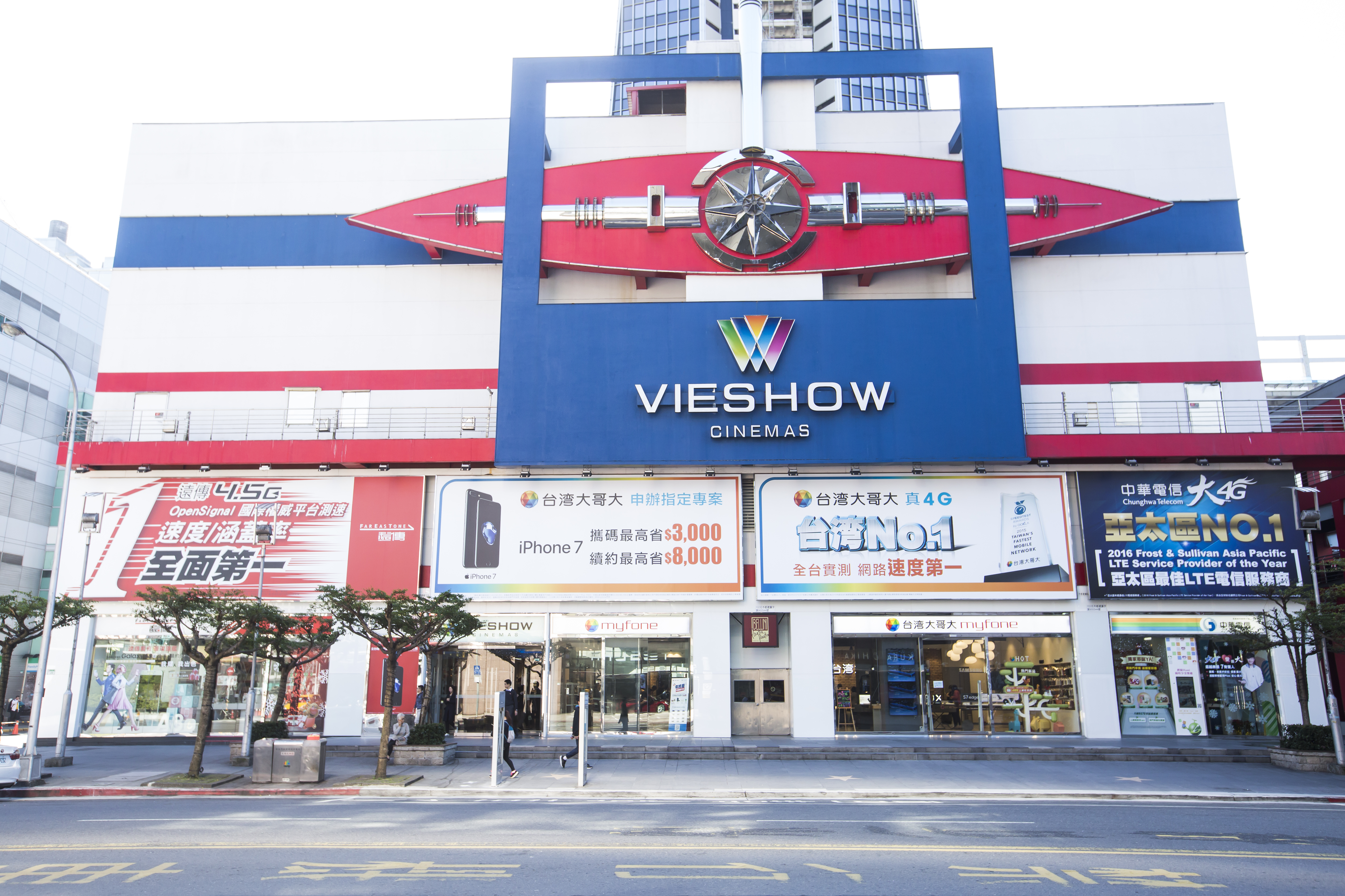 搶搭雙11熱潮，電信三雄再掀399資費戰。