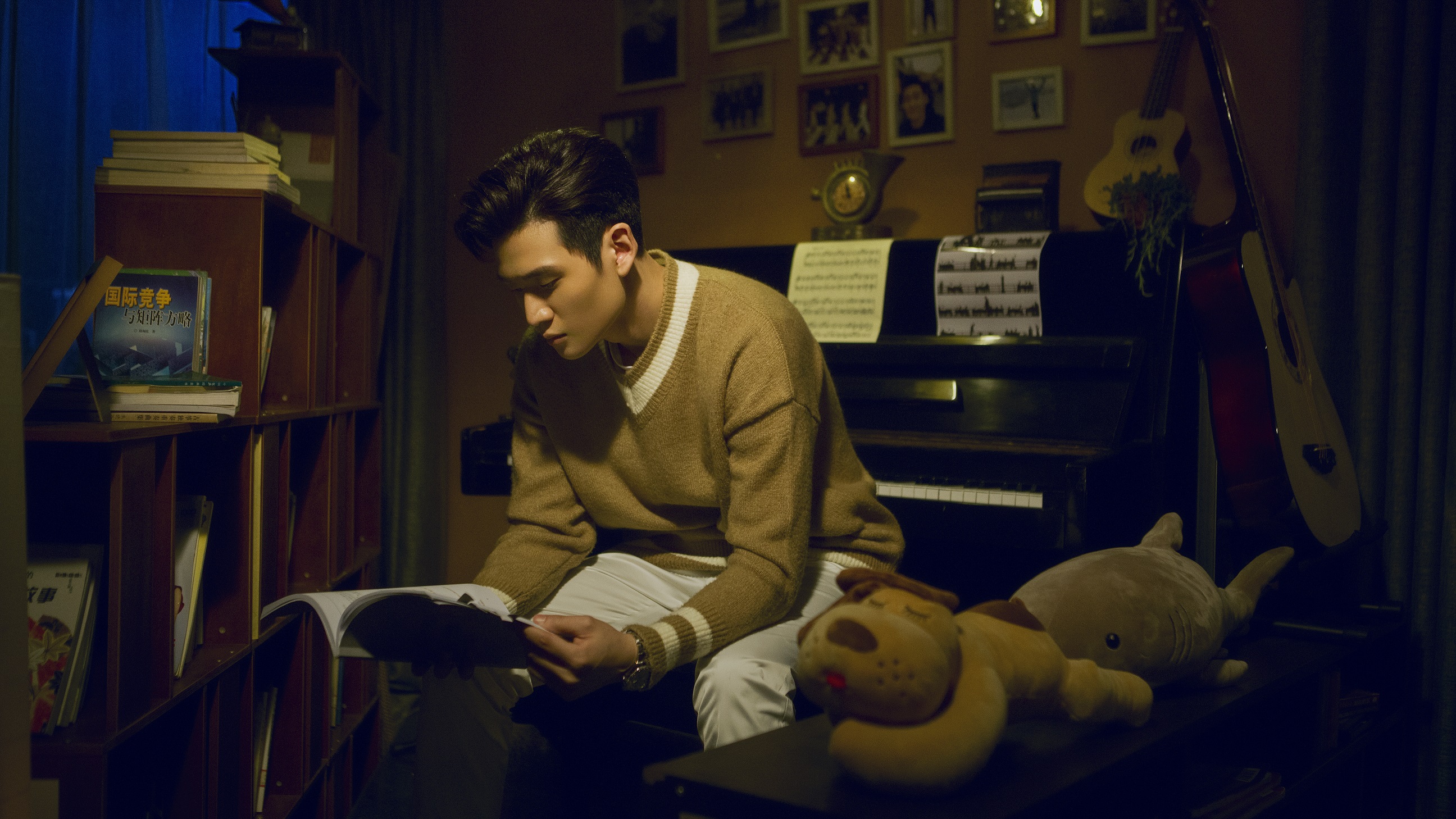 為了演戲，周興哲上了一個多月的演技課，還研究好萊塢男星萊恩葛斯林的演技。（網劇《小妖的金色城堡》提供）