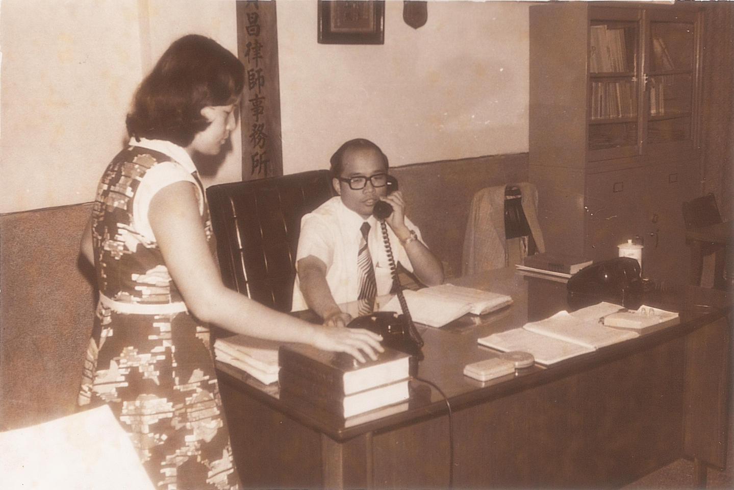 蘇貞昌（右）24歲那一年開始執業律師，原本在外商公司工作的妻子詹秀齡，特地辭職回家當他的祕書。（蘇貞昌提供）
