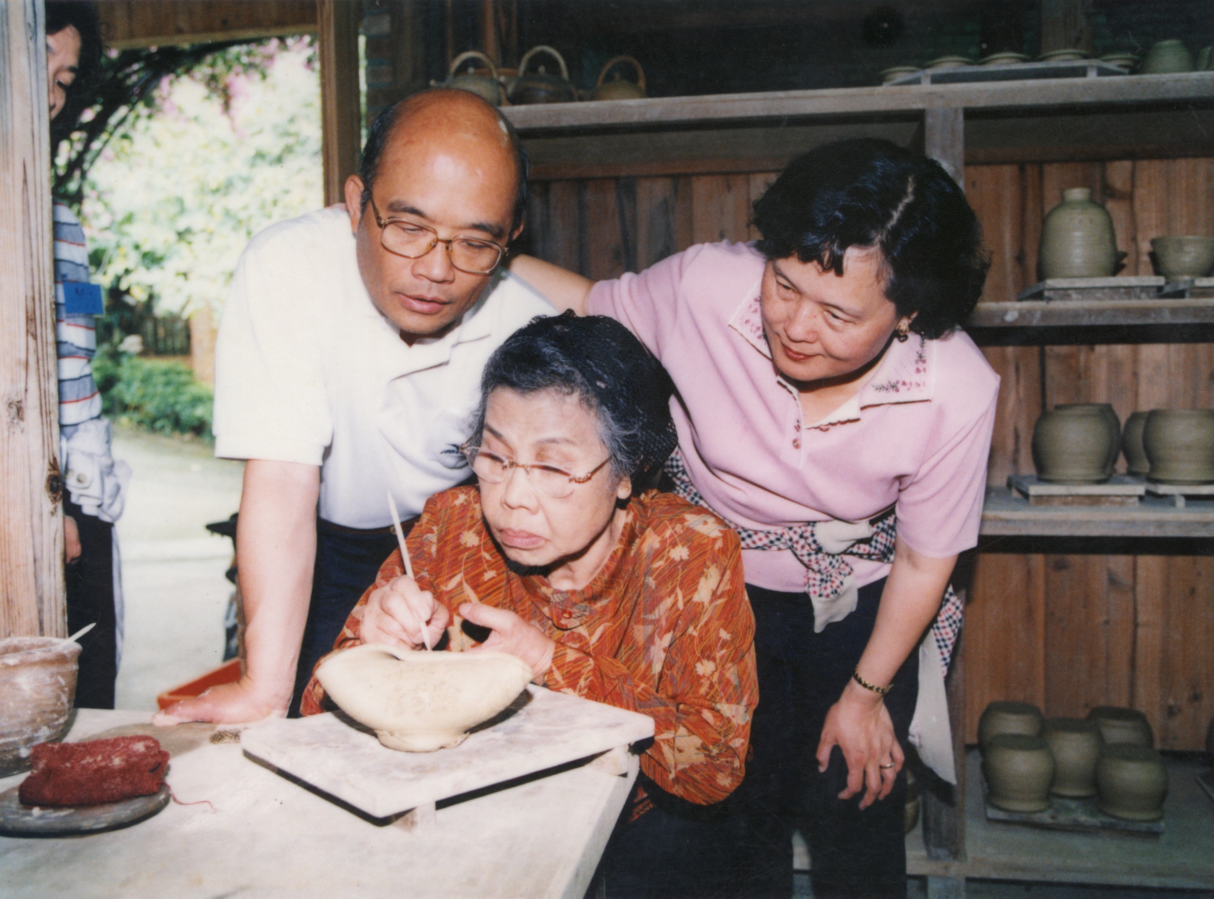 蘇貞昌（左）的母親（中）三年前病逝，生前她曾經在松年大學學習各種才藝，尤其擅長書法。（蘇貞昌提供）