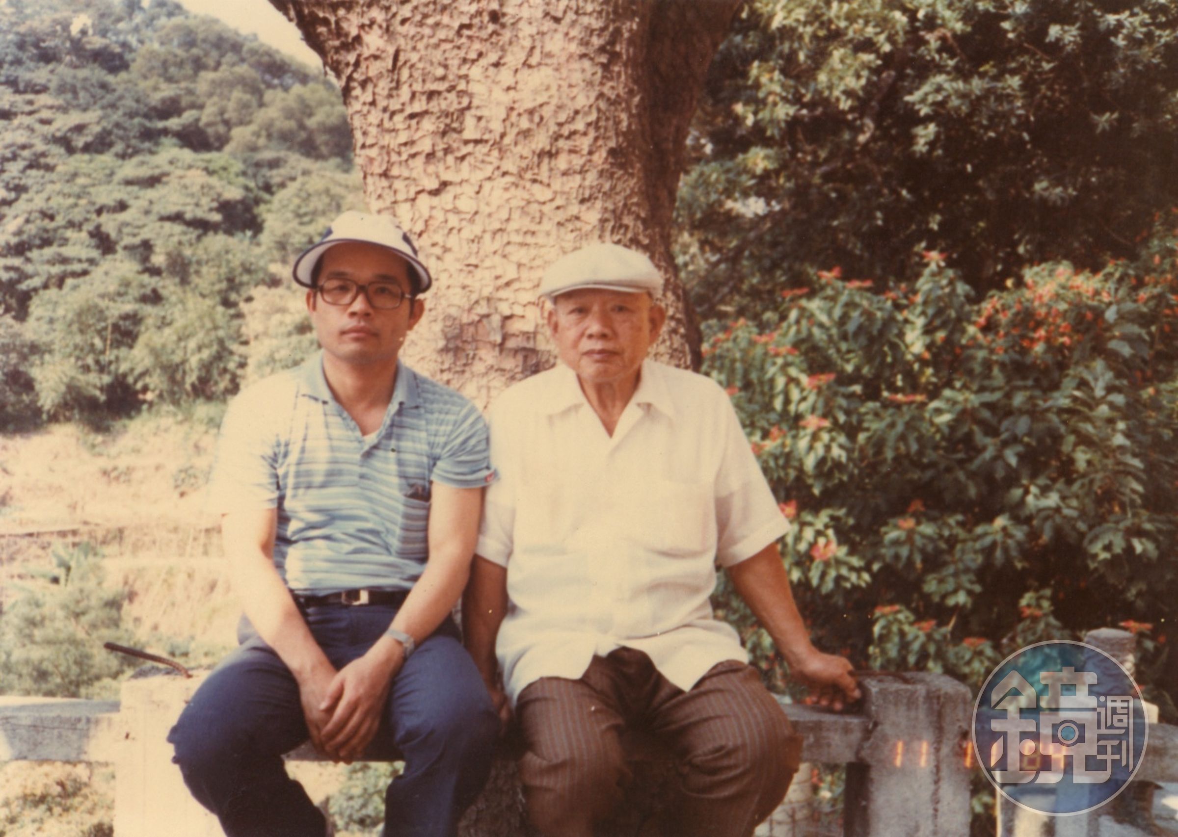 蘇貞昌（左）說，父親（右）雖是基層公務員，但一輩子性格耿直、是非分明，對他影響甚深。（蘇貞昌提供）