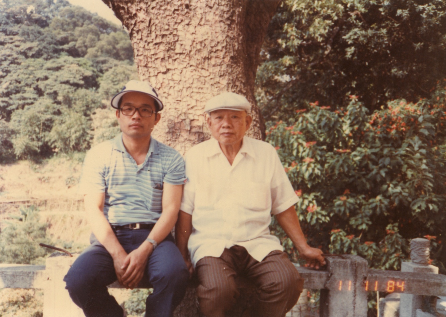 蘇貞昌（左）說，父親（右）雖是基層公務員，但一輩子性格耿直、是非分明，對他影響甚深。（蘇貞昌提供）