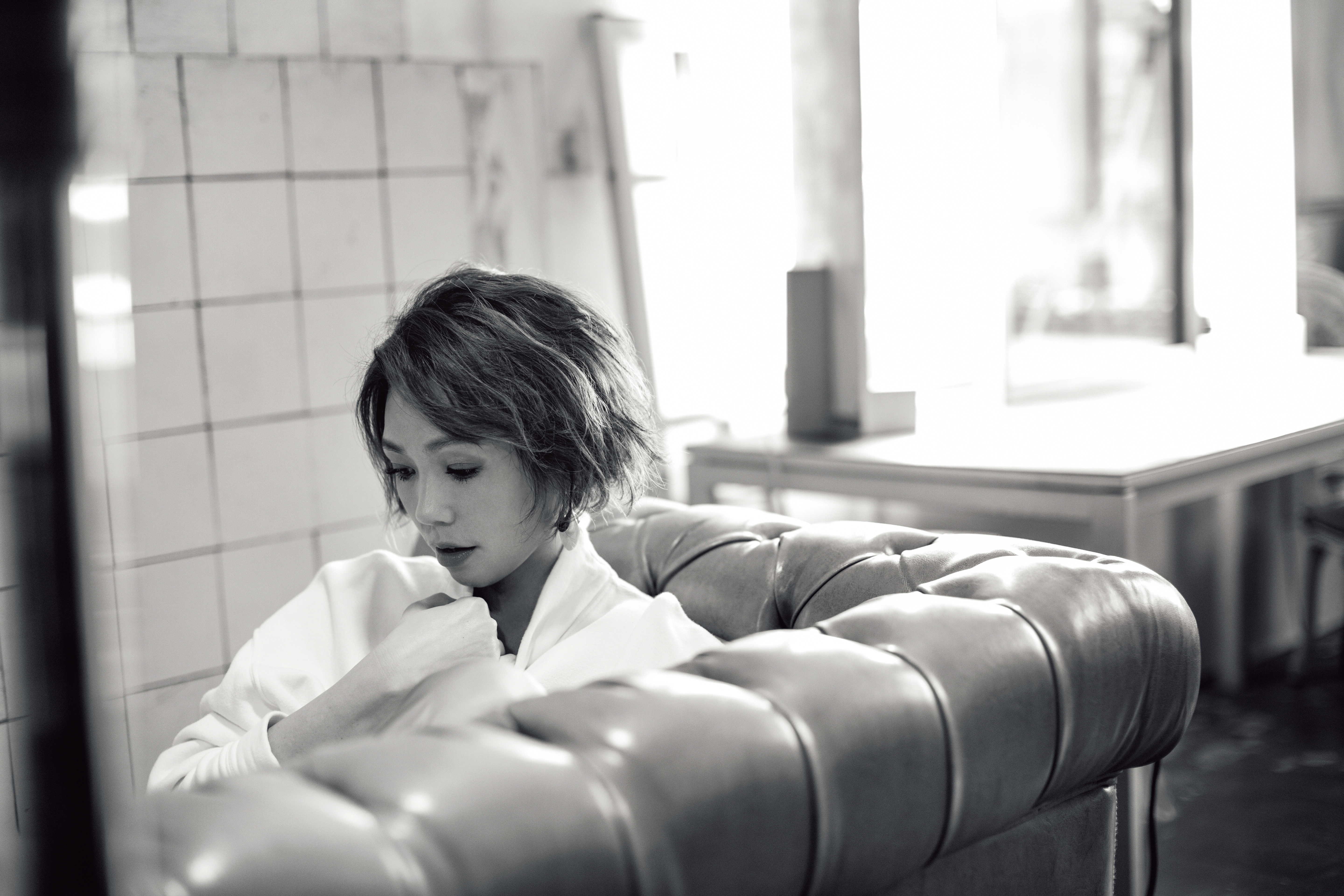 隨波逐流，就會愈活愈亂。 當過歌手也當過上班族，陳潔儀性格獨立成熟， 每個選擇是想了再想，都信自己可以做得到。