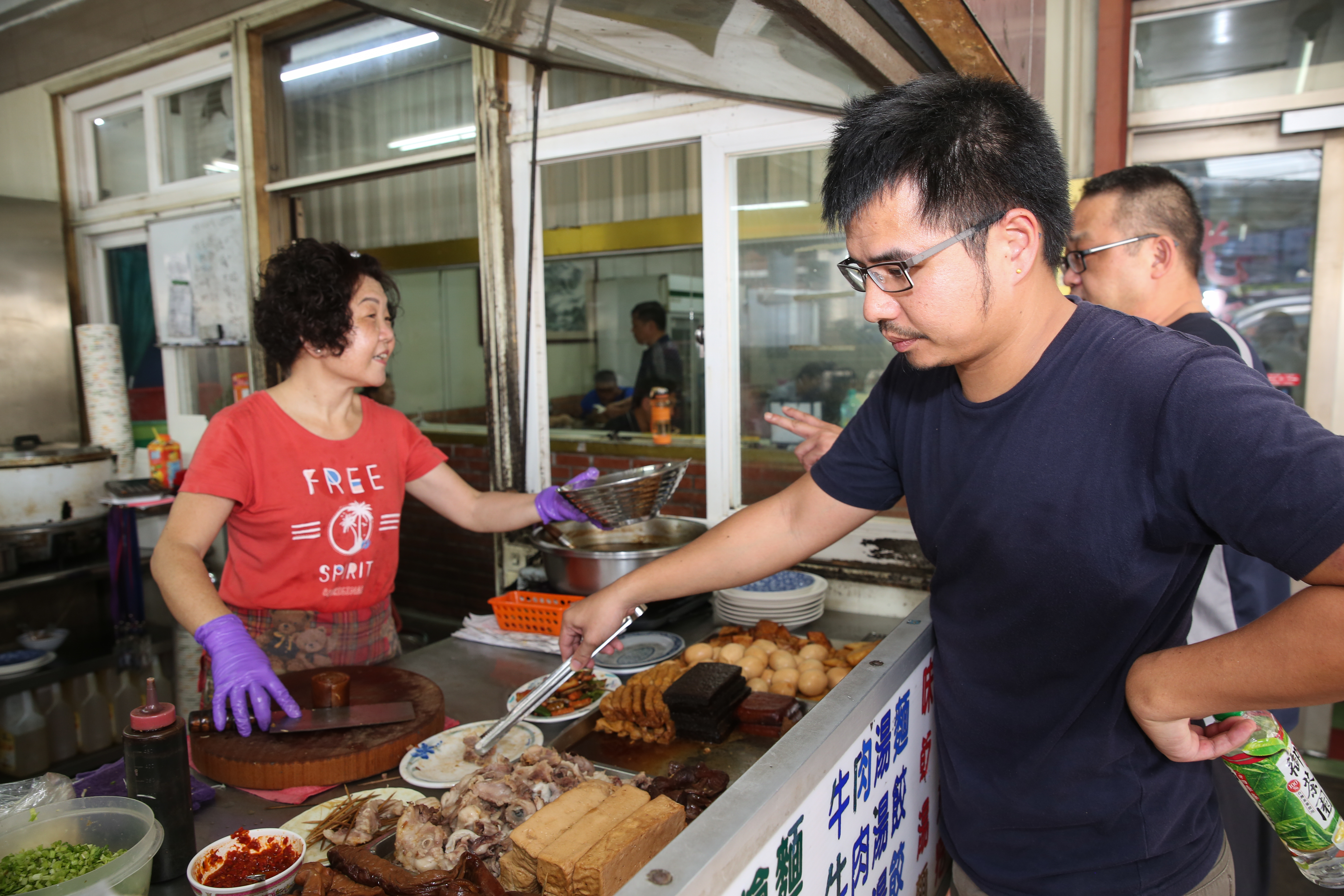 「美女的家」牛肉麵是金牌釀酒師(右)最愛的平價美時之一,左圖即是老闆娘黃美女。