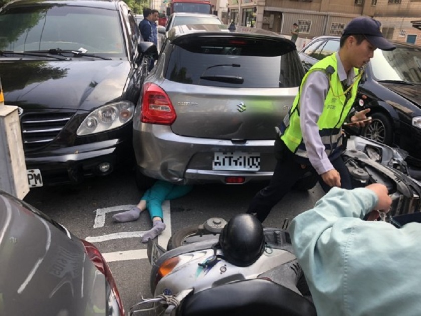 老婦被壓在車底等待救援。（警方提供）