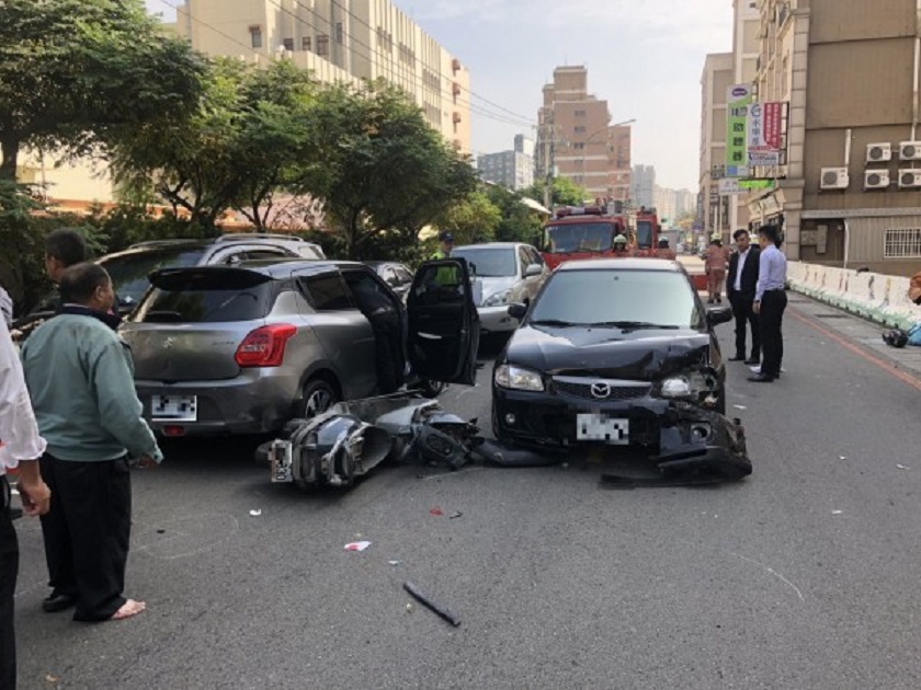 汽機車撞成一團，現場一片狼藉。（警方提供）