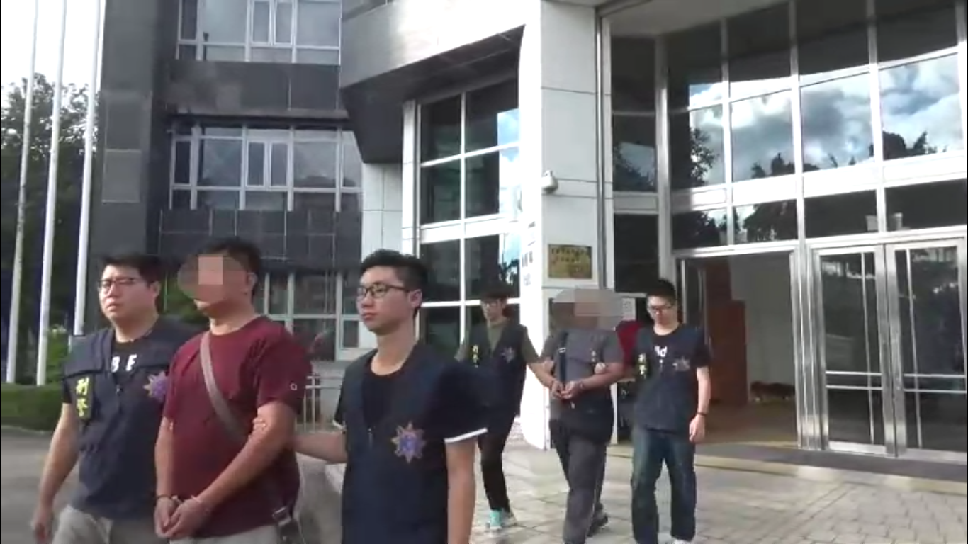 先過戶再劫車無賴甥舅侯、胡二嫌遭逮後羈押禁見。（警方提供）