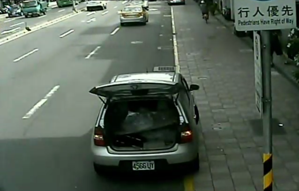 在郵局前臨停的遭劫車輛,路口監視器錄下「最後車影」。(警方提供)