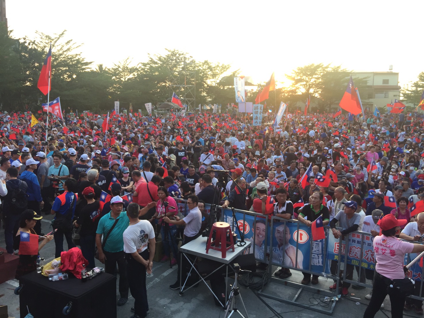 國民黨高雄市長參選人韓國瑜今在旗山舉行造勢大會，韓陣營表示，目前現場已湧入1萬5000人。