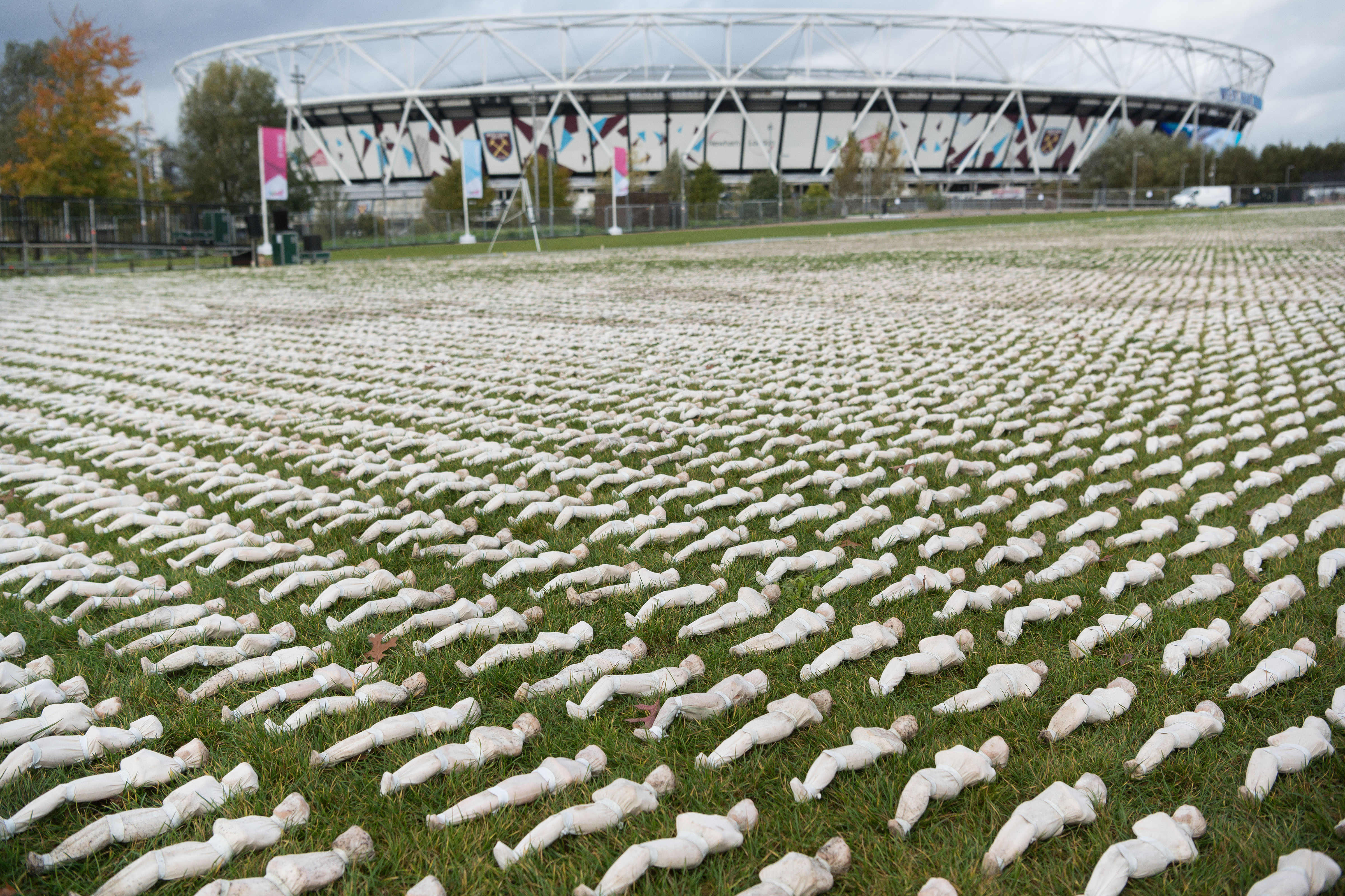 為了紀念一戰100週年，倫敦奧林匹克公園正展出裝置藝術，72,396個裹屍布的士兵模型鋪滿草地，場面震憾。（東方IC）