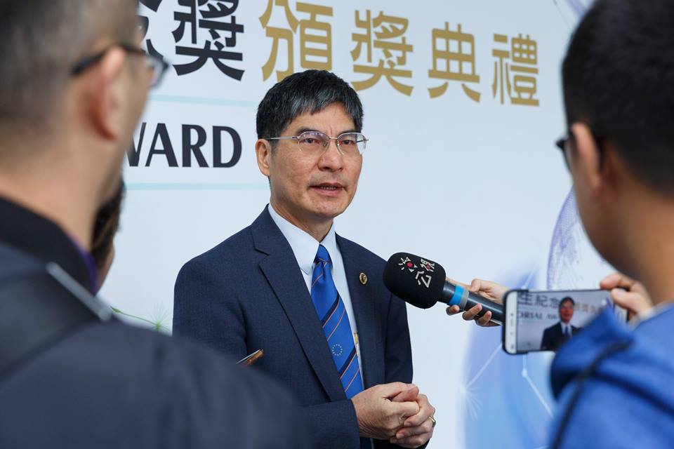 科技部長陳良基允諾將對代寫論文或計劃，研擬懲處機制並追回補助。（翻攝科技部臉書）