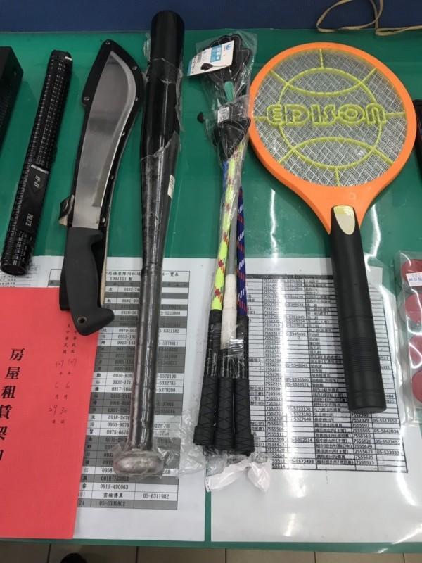 警方起出開山刀等凶器。（警方提供）