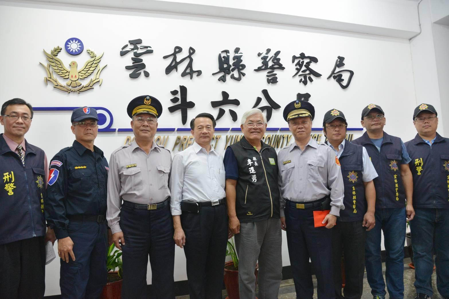 雲林縣長李進勇（右5）頒發獎金，獎勵警方迅速破案。