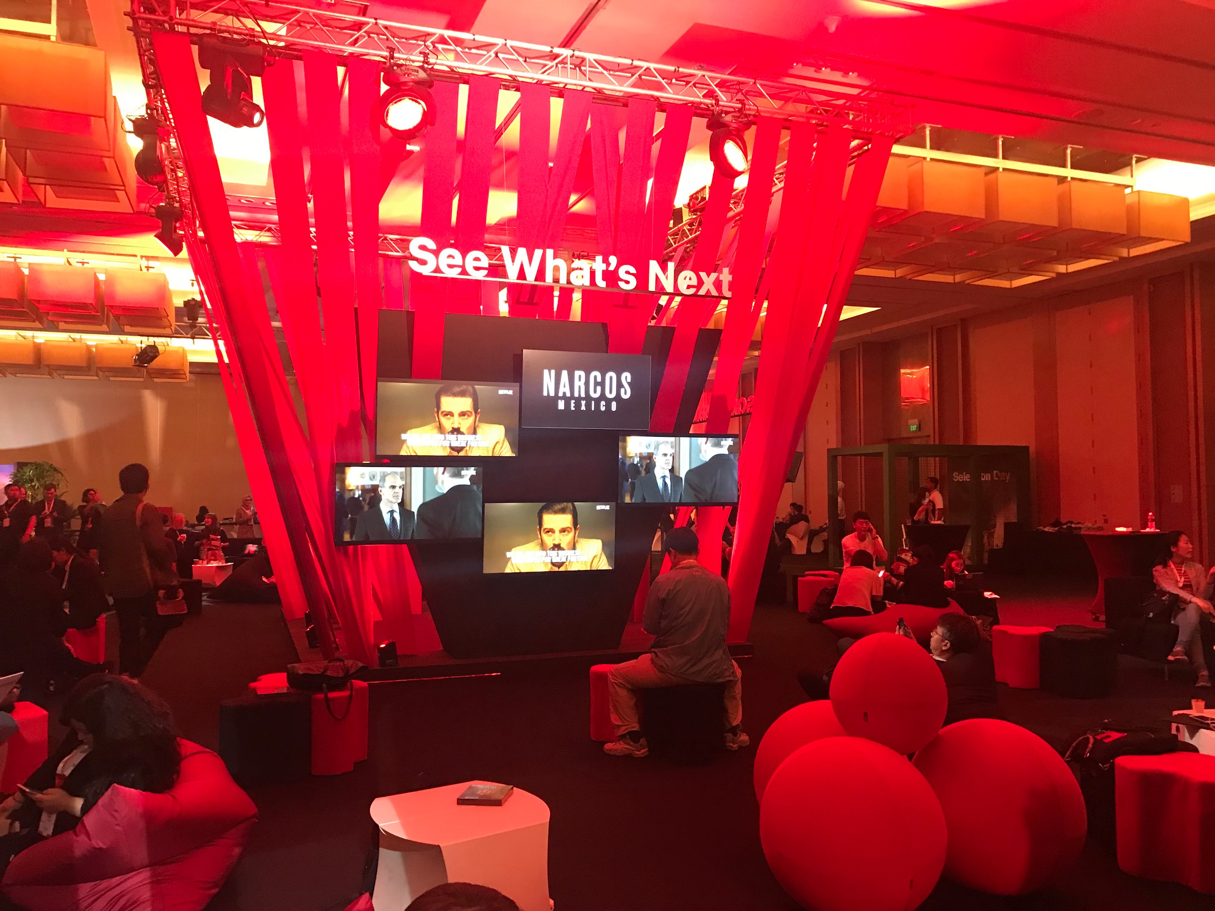 Netflix 2018 亞洲大會 “See What’s Next: Asia”的媒體中心的佈置以紅色為主調,即將上架的《毒梟:墨西哥》是宣傳焦點。