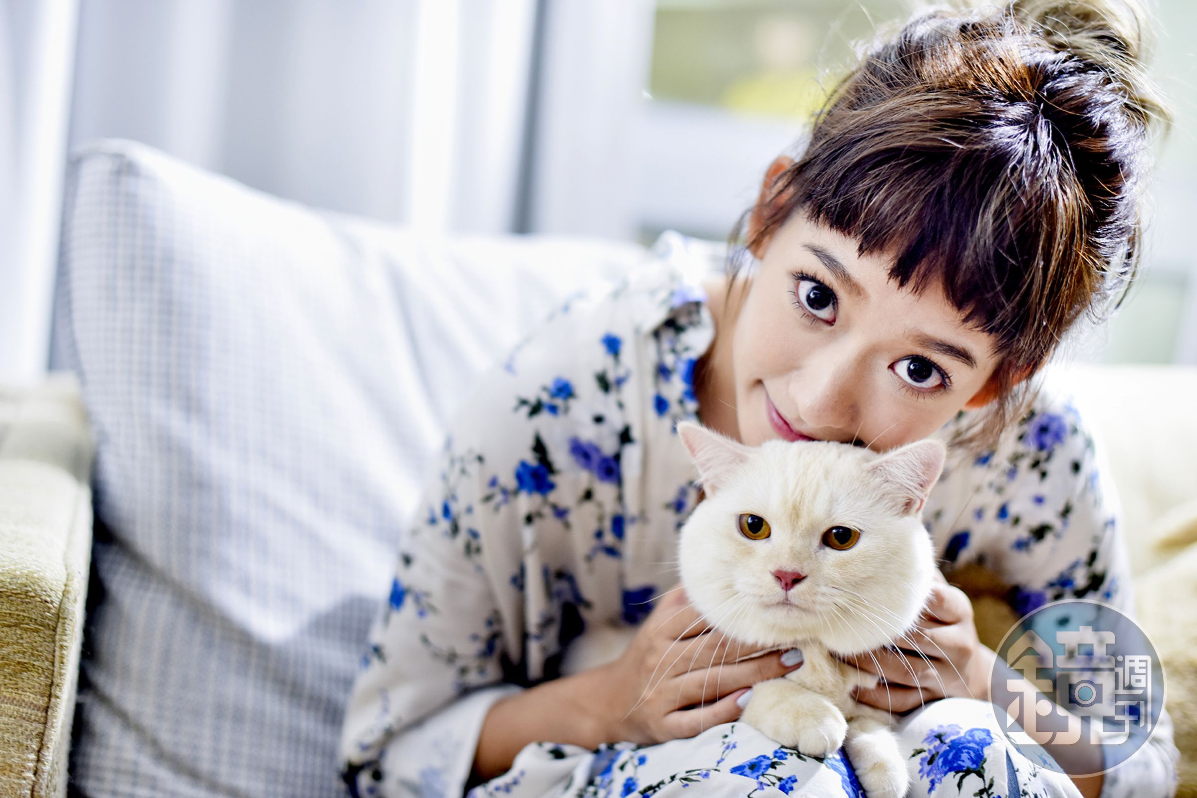 〈我不可愛〉MV有貓咪跟孟耿如一同入鏡，對看、共眠互動有趣。 （愛貝克思提供）