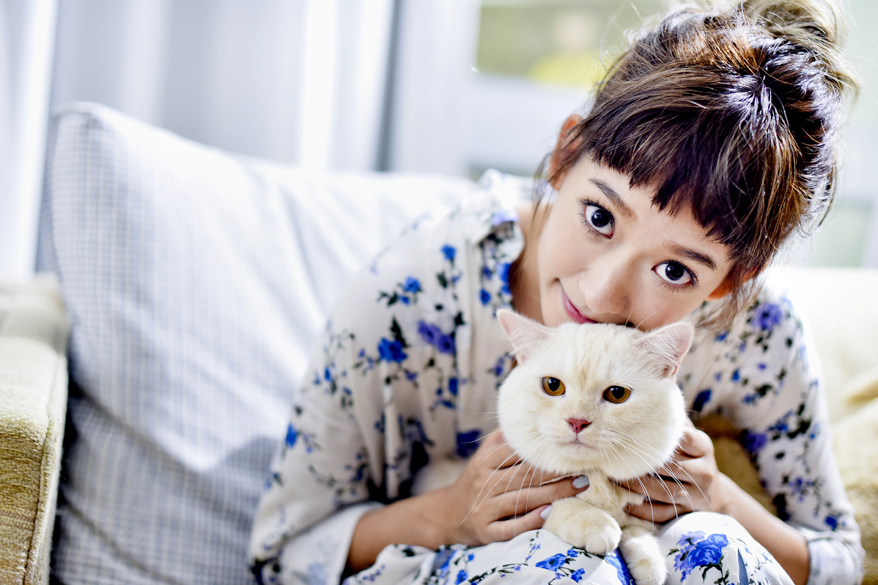 〈我不可愛〉MV有貓咪跟孟耿如一同入鏡，對看、共眠互動有趣。 （愛貝克思提供）