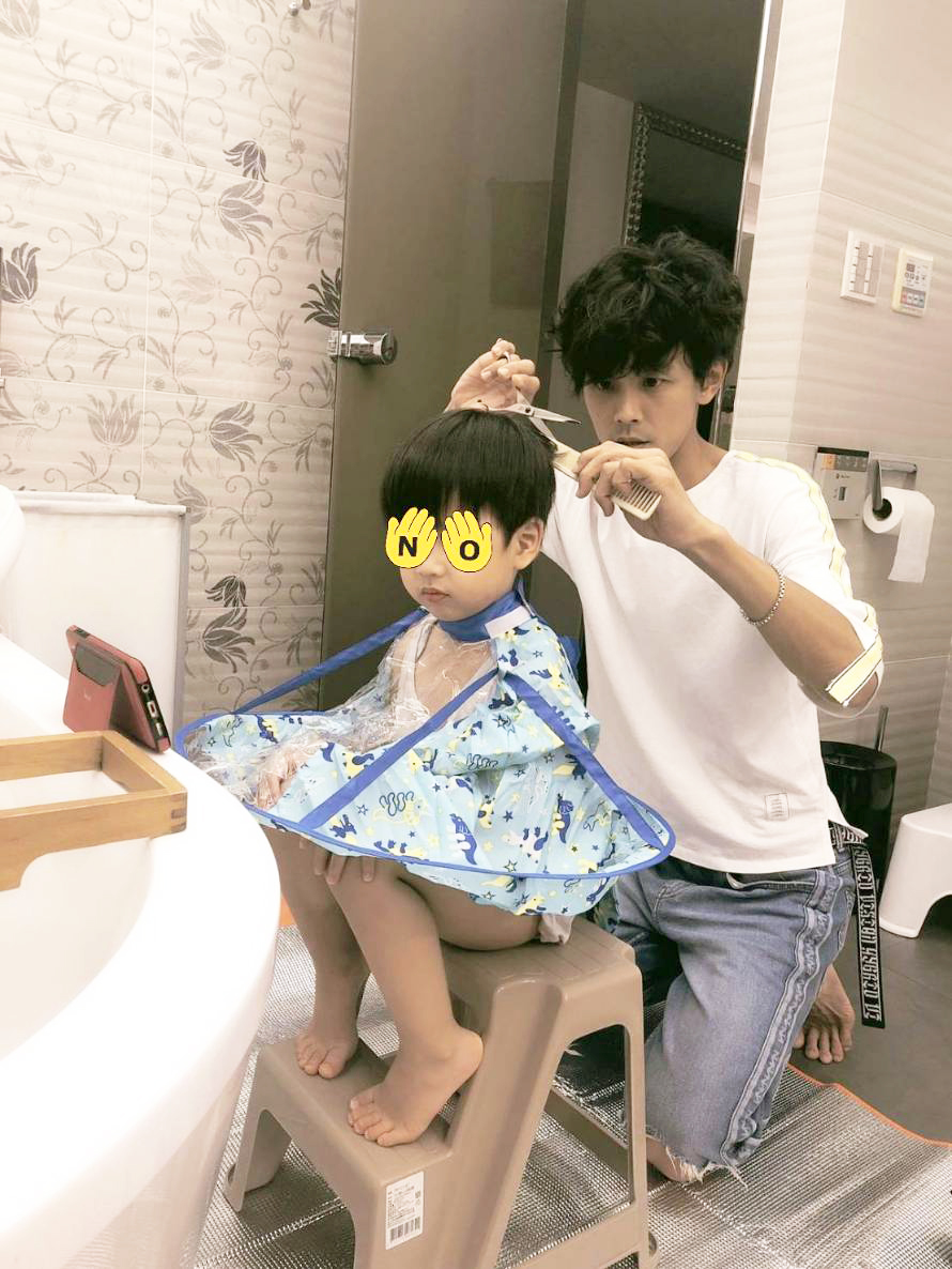 阿翔把三腳貓的剪髮功夫用在自己兒子身上，相當大膽。（民視提供）