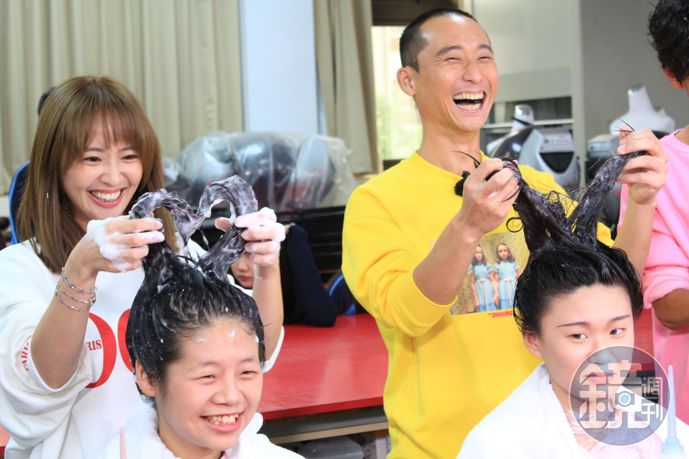 浩子幫人洗頭還惡搞別人頭髮。（民視提供）