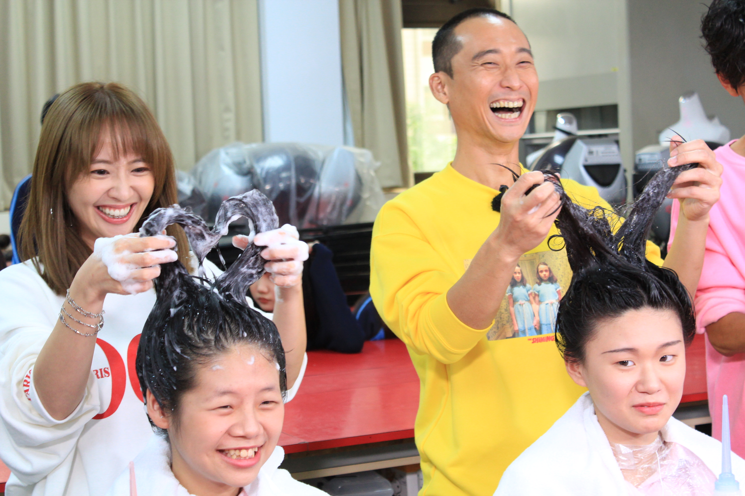 浩子幫人洗頭還惡搞別人頭髮。（民視提供）