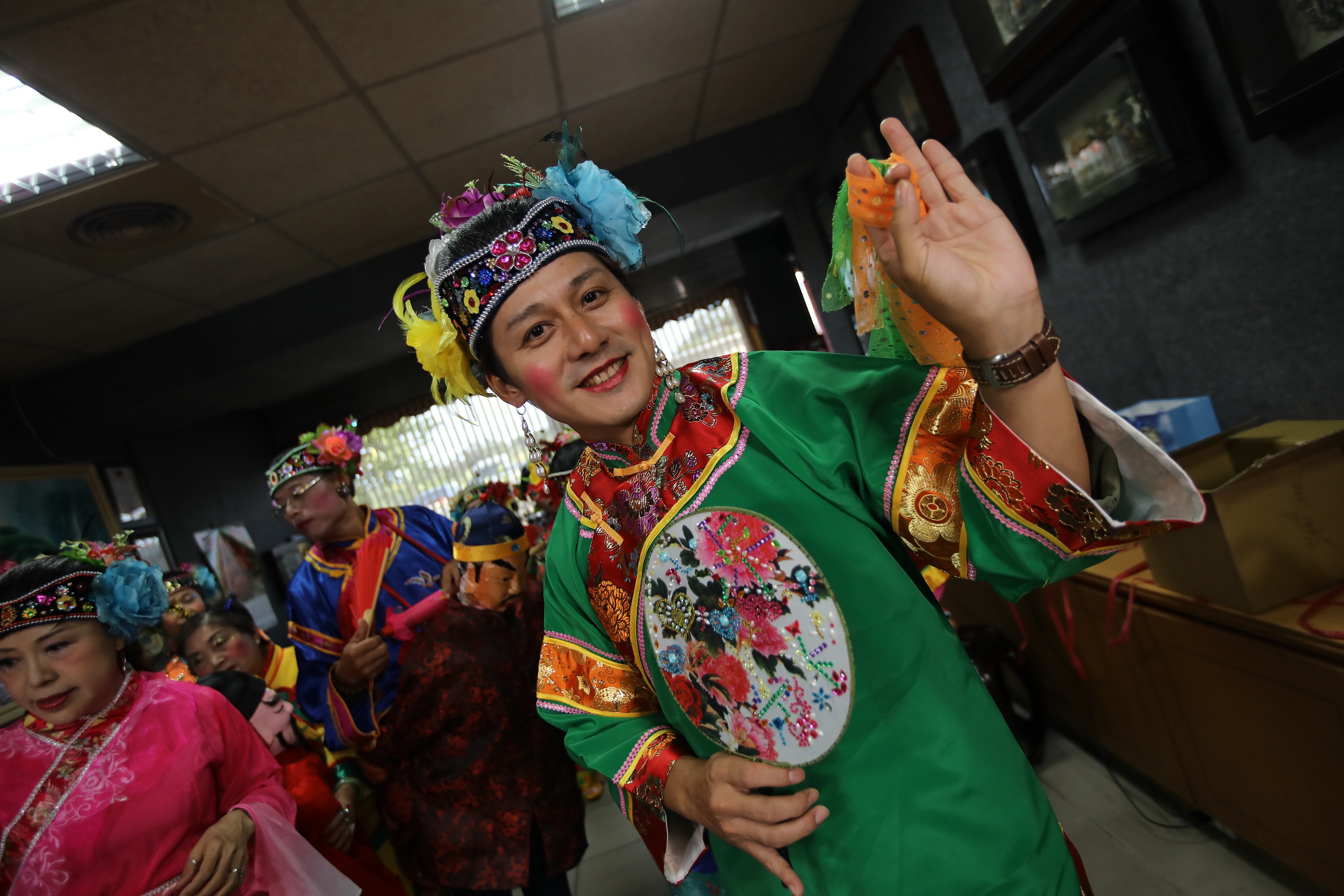 有雙大眼的廖科溢扮起女生模樣有點驚人。（亞洲旅遊台提供）