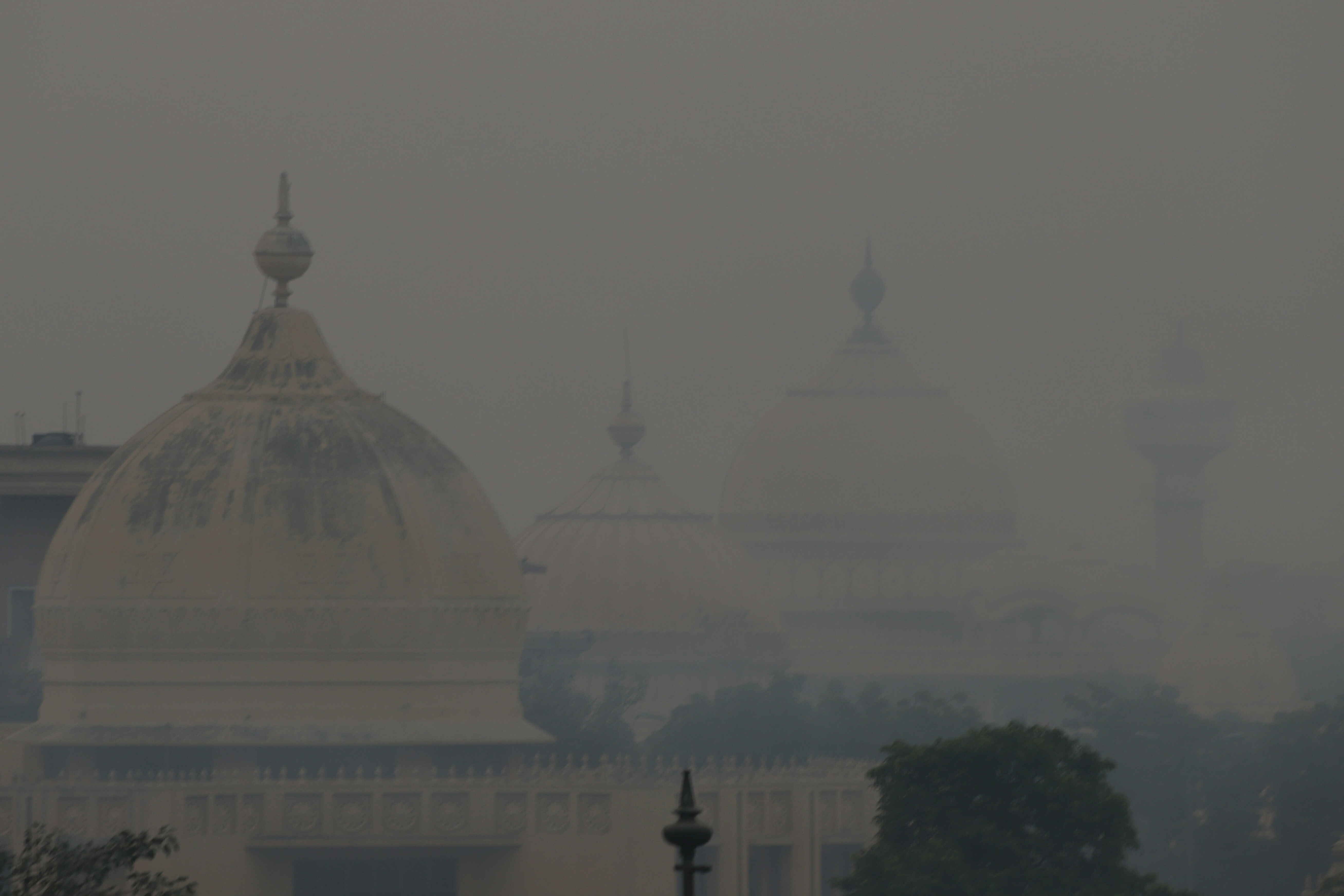 燃放鞭炮慶祝排燈節後，印度首都新德里陷入嚴重的空氣汙染。（東方IC）