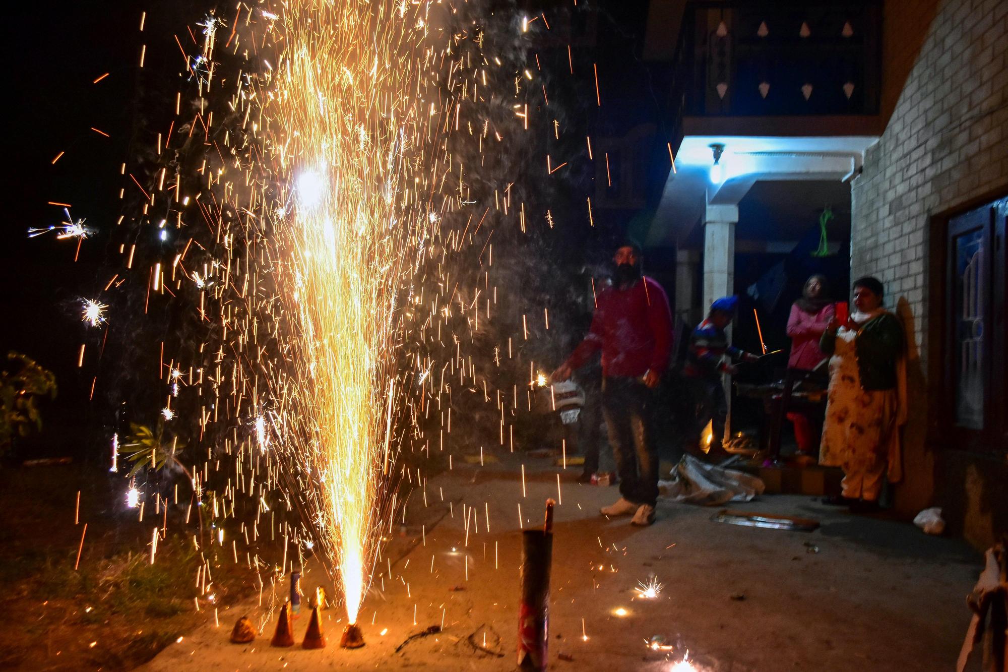 排燈節是印度北部最重要的印度教節日,民眾以燃放鞭炮慶祝排燈節。(東方IC)