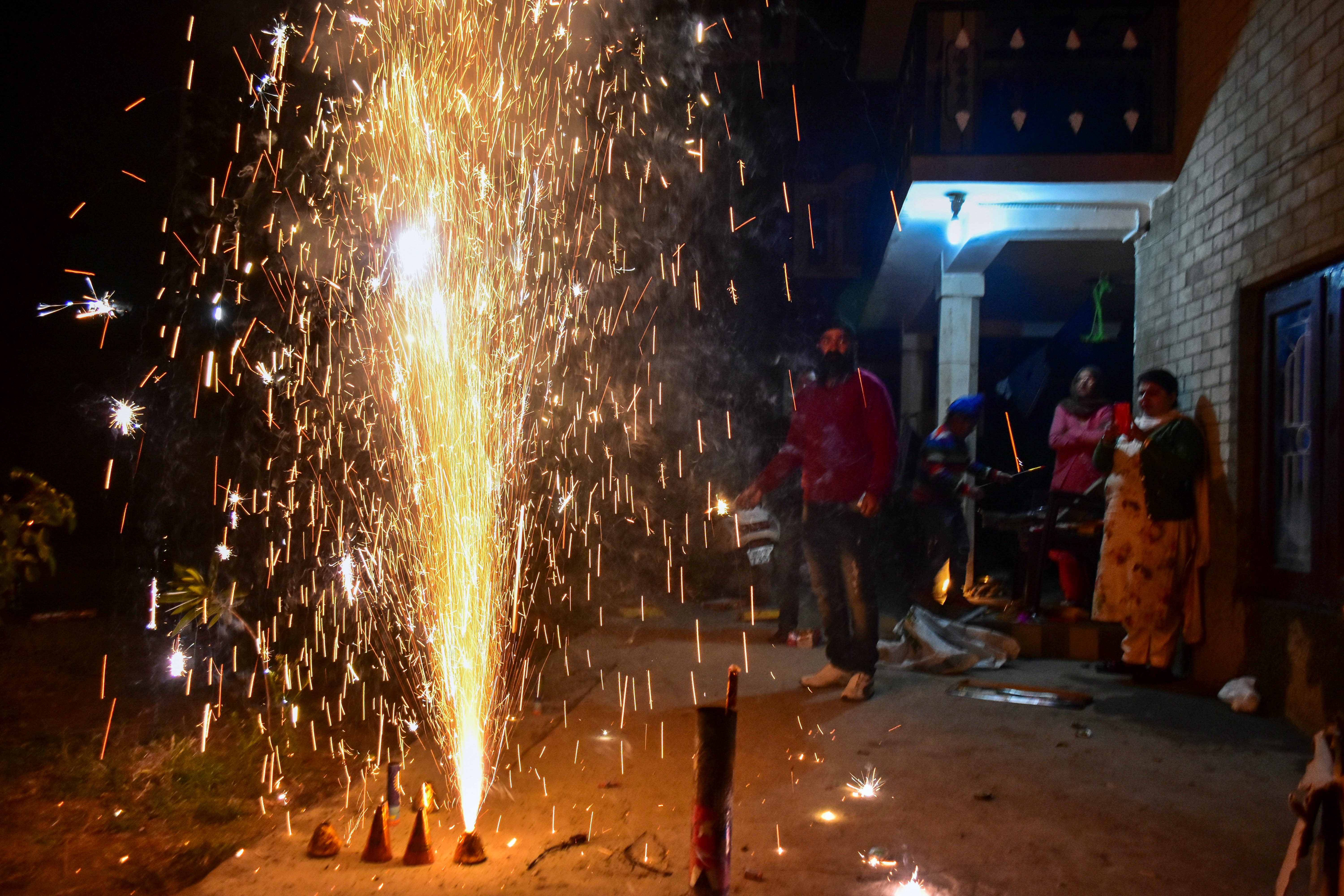 排燈節是印度北部最重要的印度教節日,民眾以燃放鞭炮慶祝排燈節。(東方IC)
