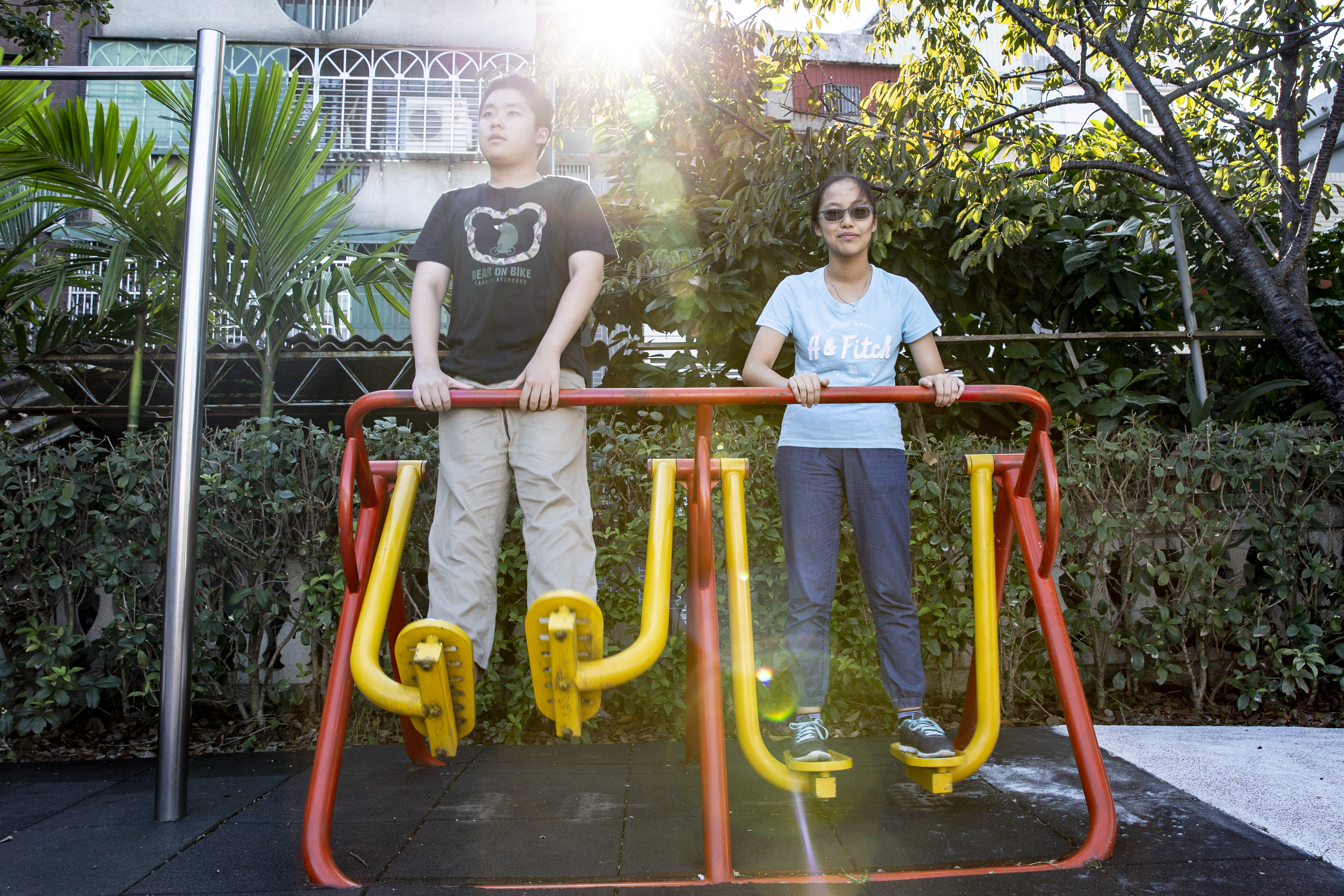 游高晏（左）和妹妹游苡琛（右）感情超級好，妹妹甚至為了和哥哥高中同校，努力考取明星高中。