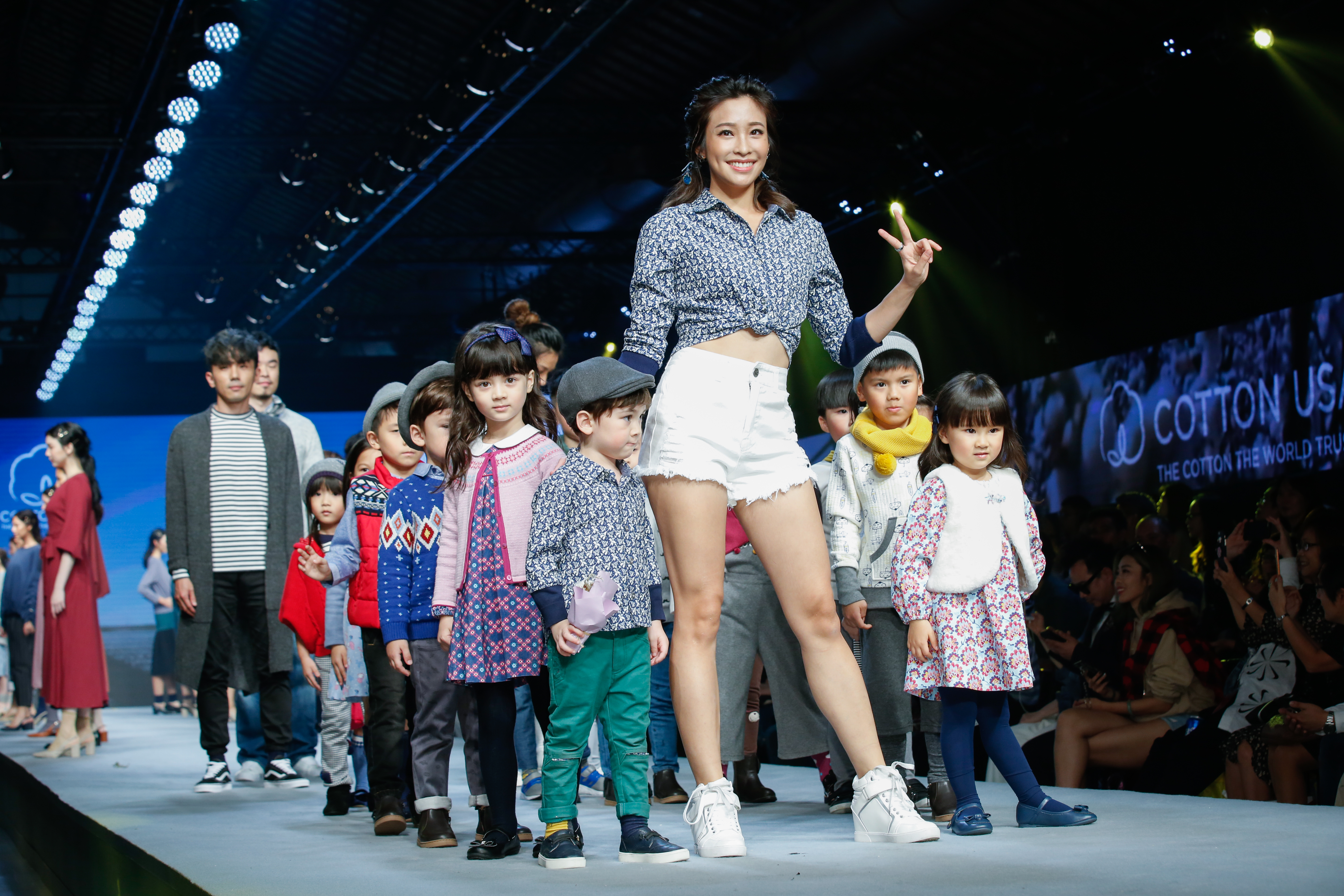 袁詠琳參加美國棉活動，牽著混血小男孩走秀互動可愛。