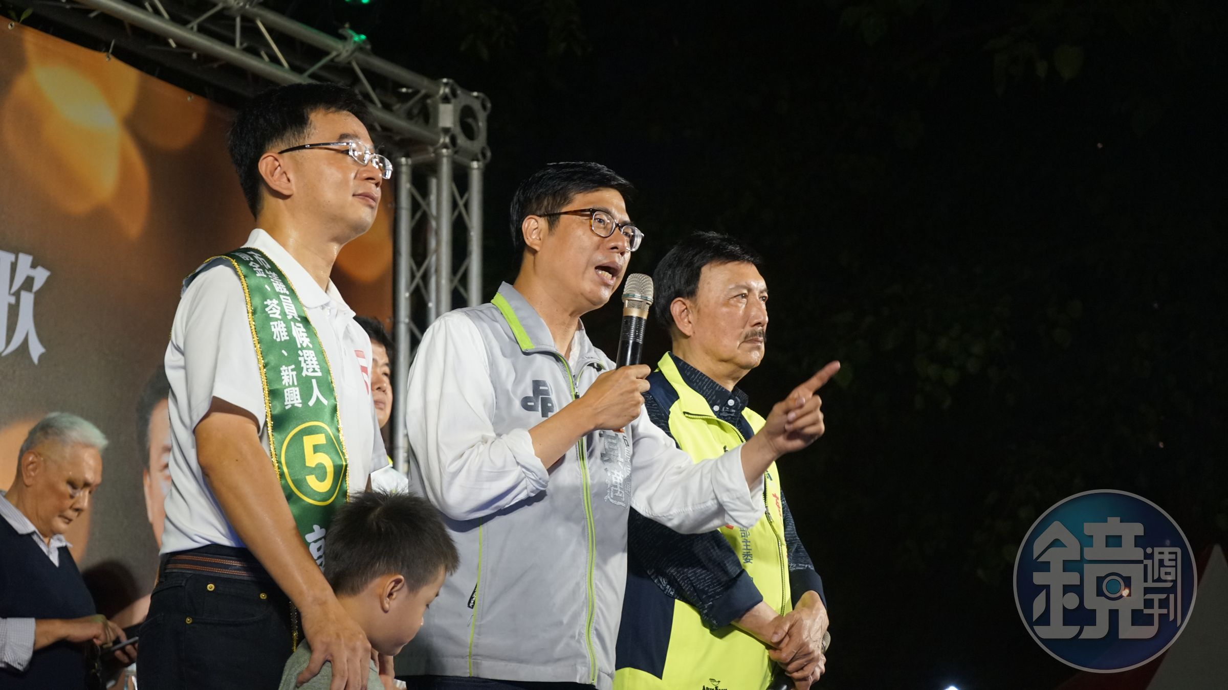 民進黨高雄市長候選人陳其邁（中）昨晚為議員候選人站台時透露國巨到高雄投資是他力邀促成。（陳其邁競選總部提供）
