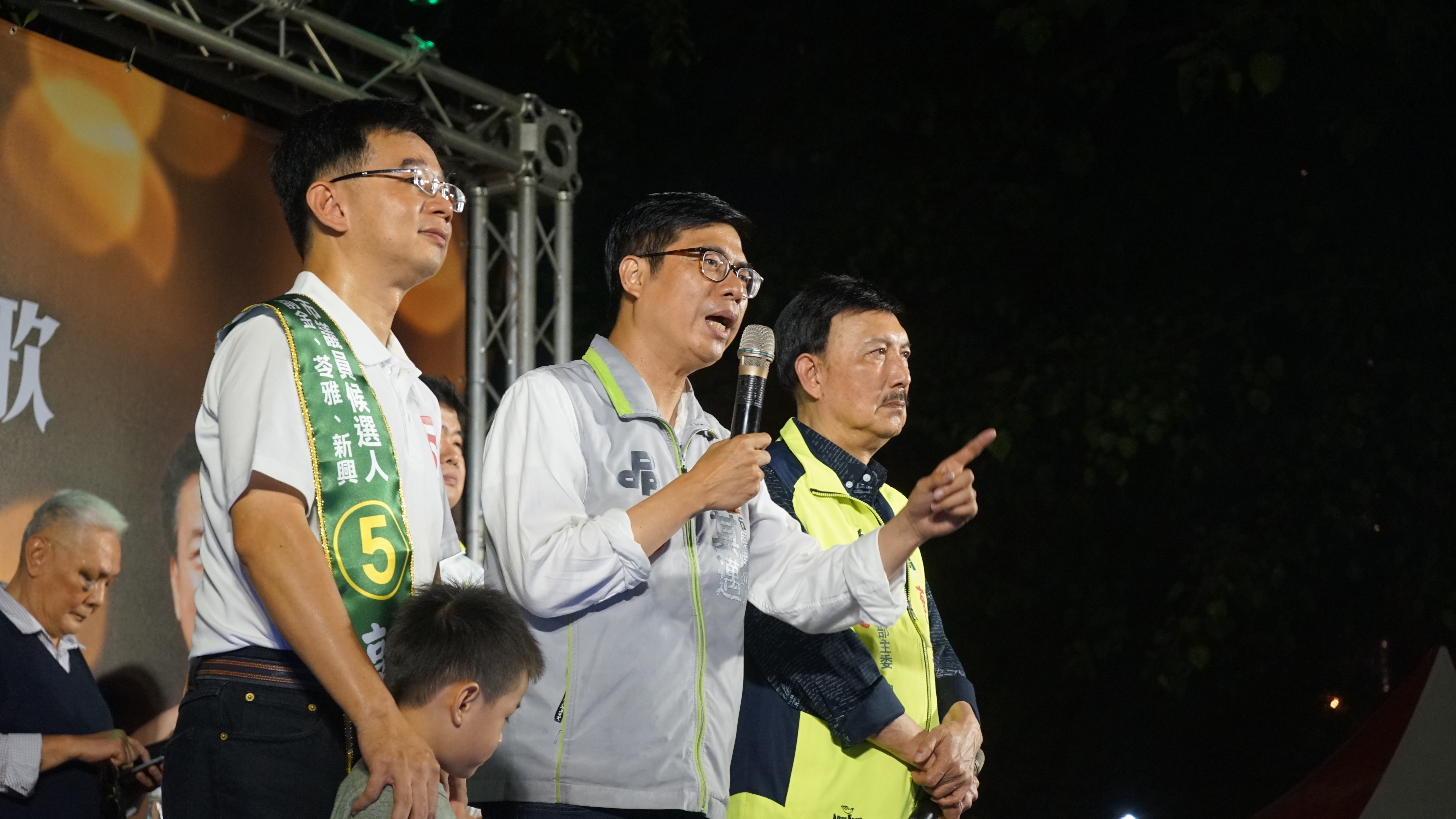 民進黨高雄市長候選人陳其邁（中）昨晚為議員候選人站台時透露國巨到高雄投資是他力邀促成。（陳其邁競選總部提供）