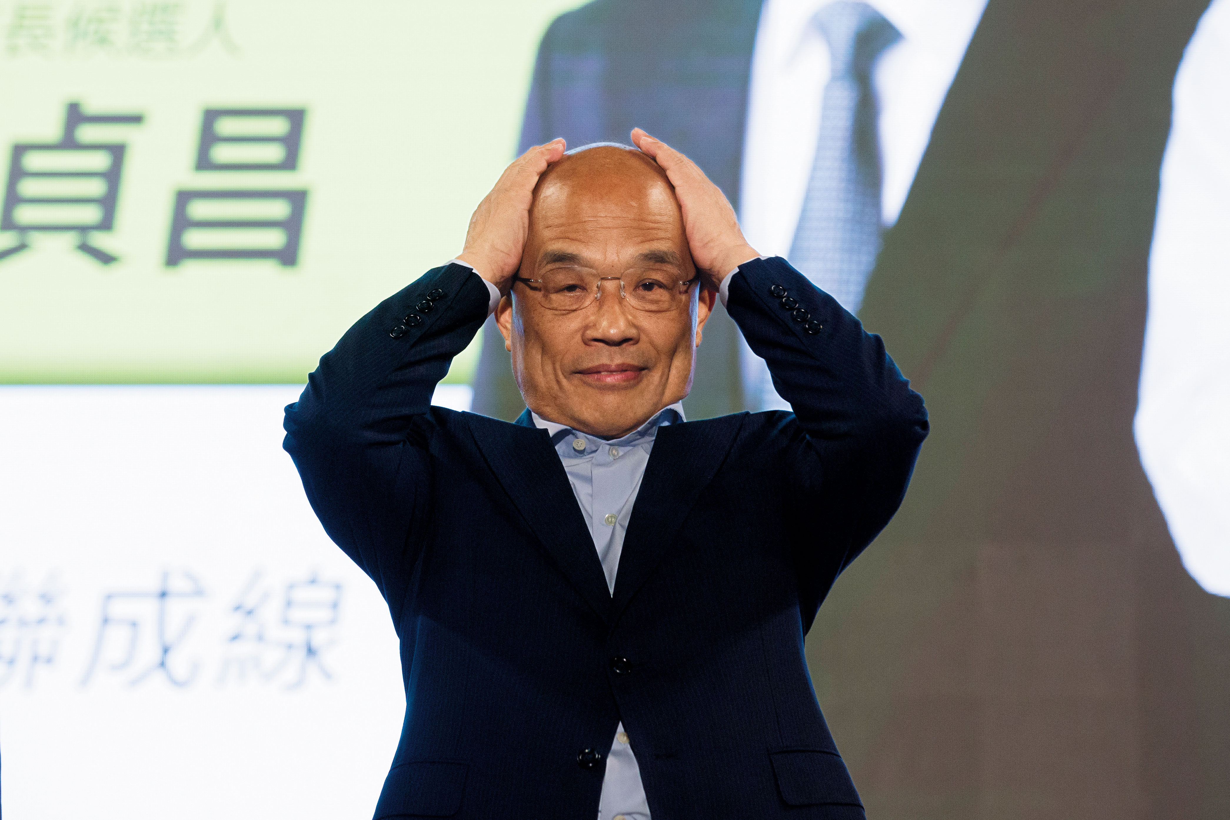 10月下旬，在三重與賴清德同台的造勢晚會上，蘇貞昌起先有點面露疲態，但一輪到他發言時，完全又是精神抖擻的樣子，意志力驚人。