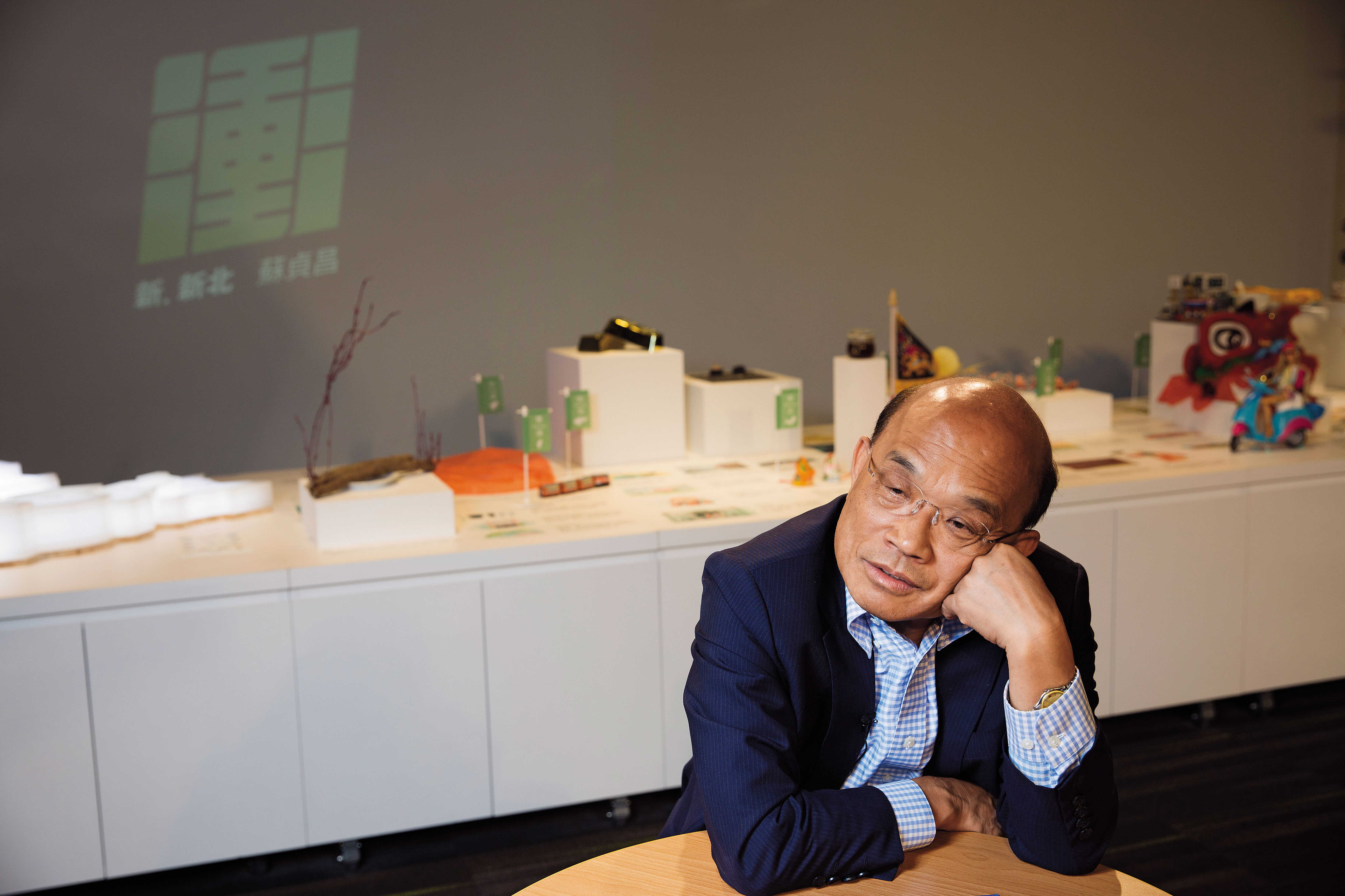 專訪過程中,蘇貞昌在引經據典的巧妙回答之間,陷入短暫的沉思。