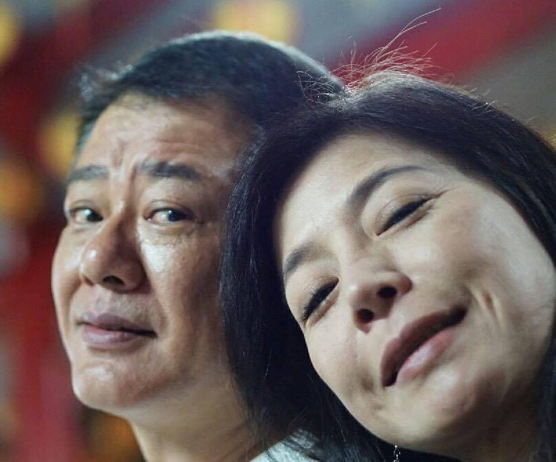 藝人安迪在家倒下，讓妻子阿娥相當難受，無法離開他身邊一步。（翻攝自安迪臉書）