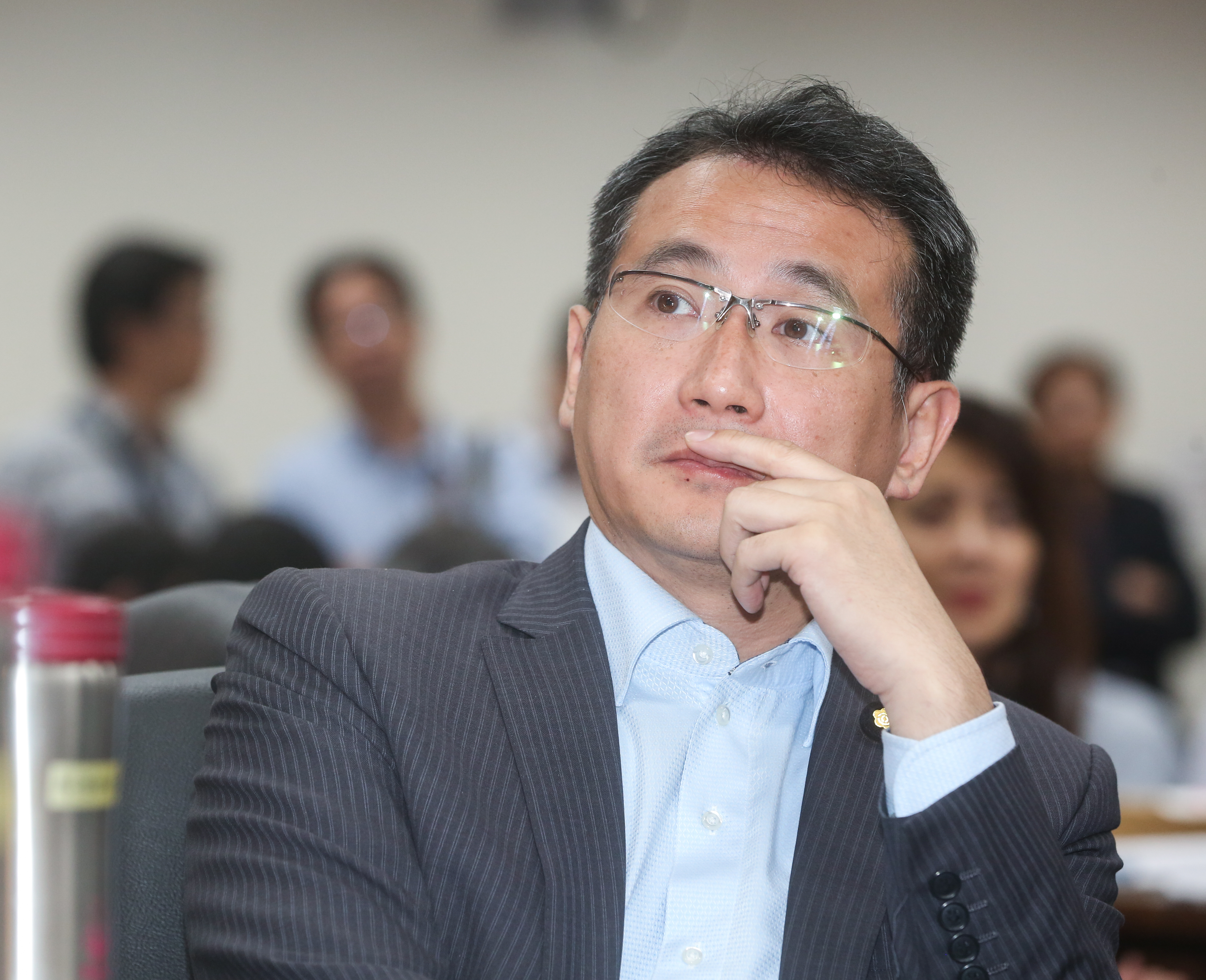 昨晚鄭運鵬不滿在臉書po文，痛批國民黨「是什麼樣的心理變態」，甚至還用「便便」當背景圖，暗諷韓國瑜及韓粉「去吃屎吧」。