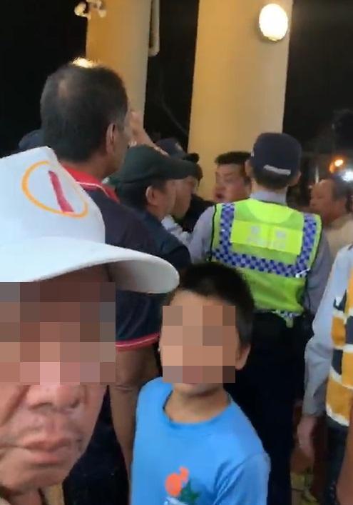 支持者拍下影片，漁會理事長陳瑞木帶領陳情的群眾理論，現場爆發肢體衝突。（警方提供）