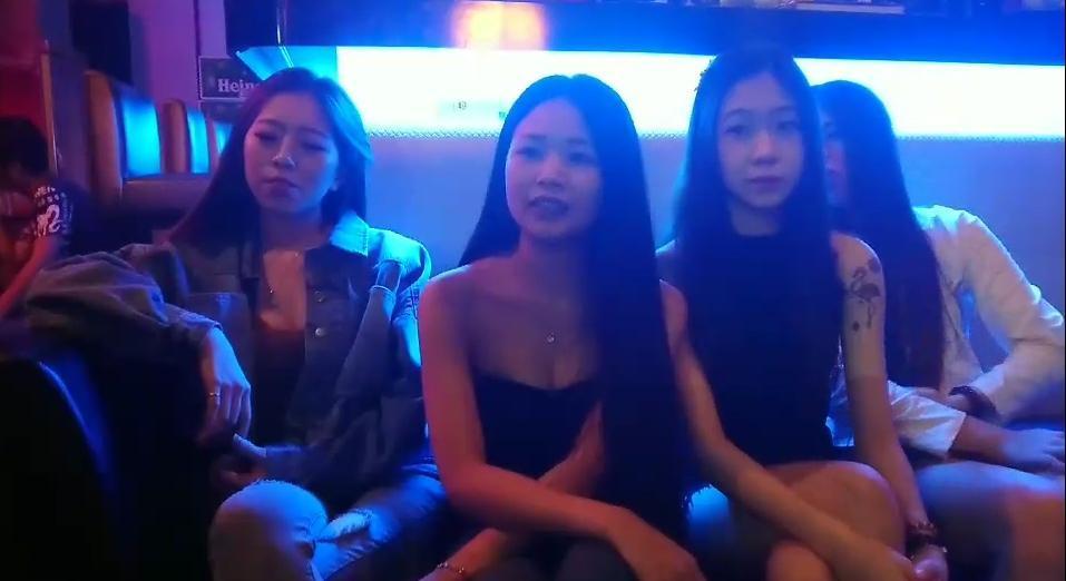 酒館老闆娘「韓韓」因為大膽挺韓國瑜，反而讓酒館生意更好。（翻攝網路）