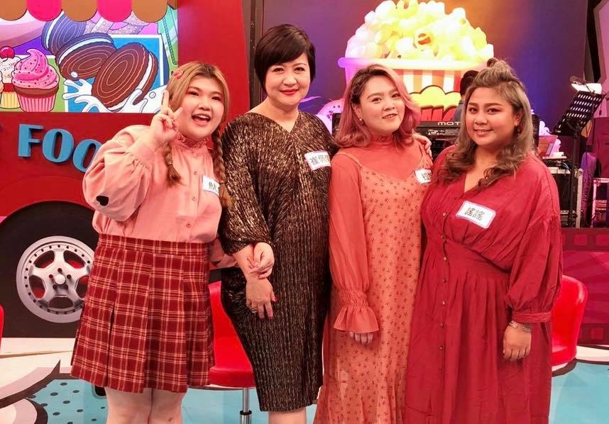 崔佩儀（左二）日前參加錄影，淚訴自己身材太胖被命理師嘲笑。（翻攝自崔佩儀臉書）