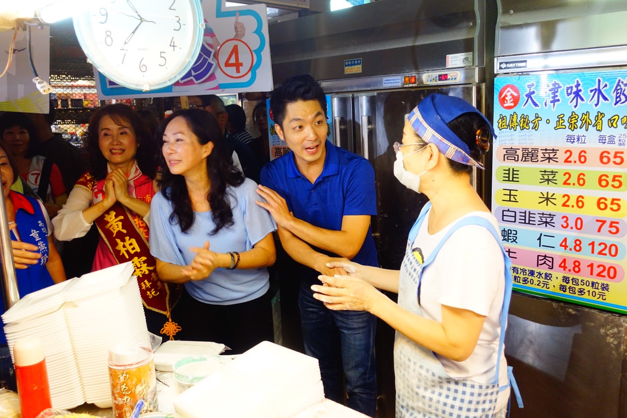 韓國瑜妻子李佳芬（右3）今邀立委蔣萬安（右2）一起到三民市場掃街，獲得熱烈回應，還表示自己和韓第一次約會，韓就唱軍歌〈夜襲〉給她聽。