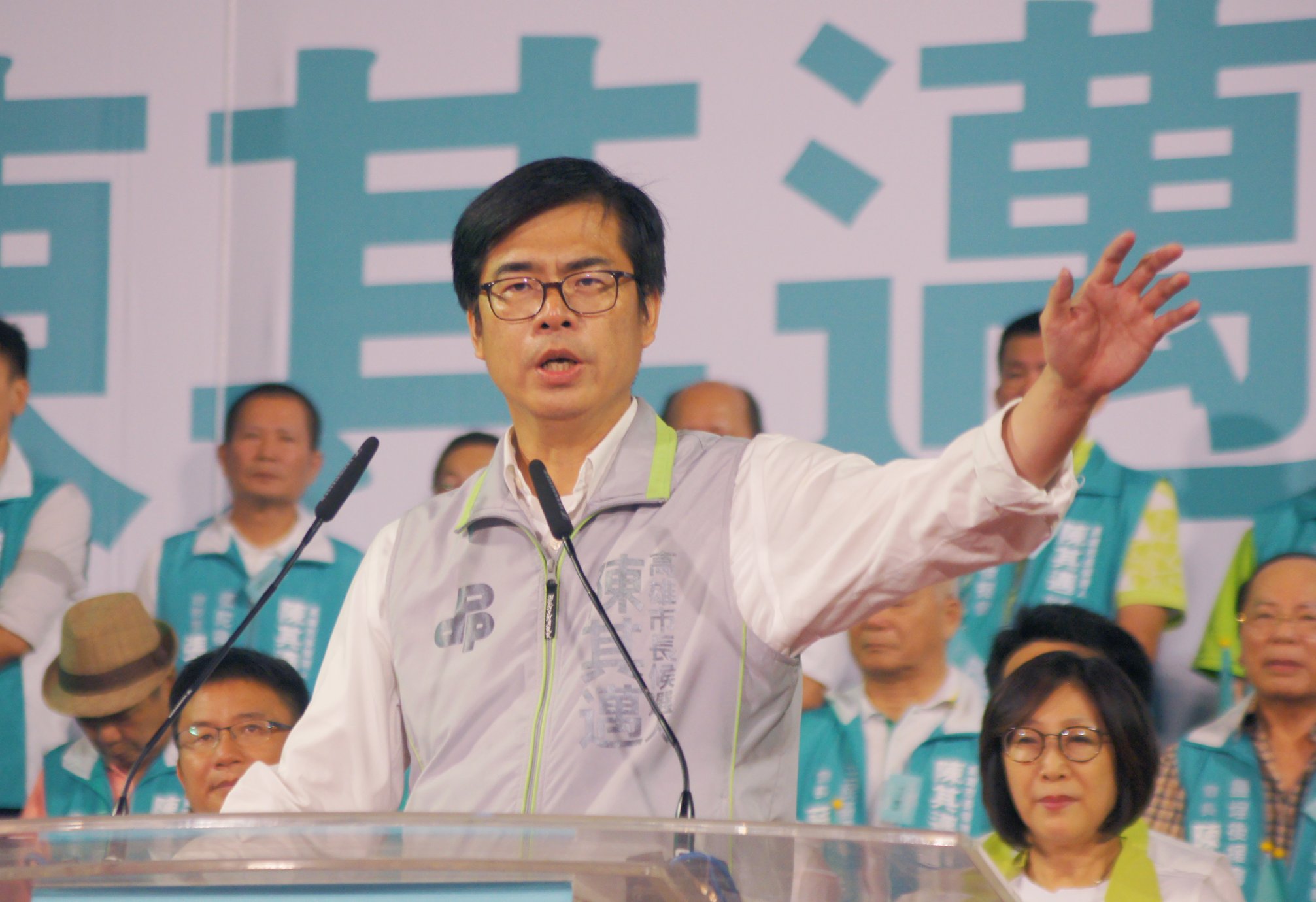 民進黨高雄市長候選人陳其邁端出招商牛肉，表示國巨將來高雄投資105億。（陳其邁臉書）