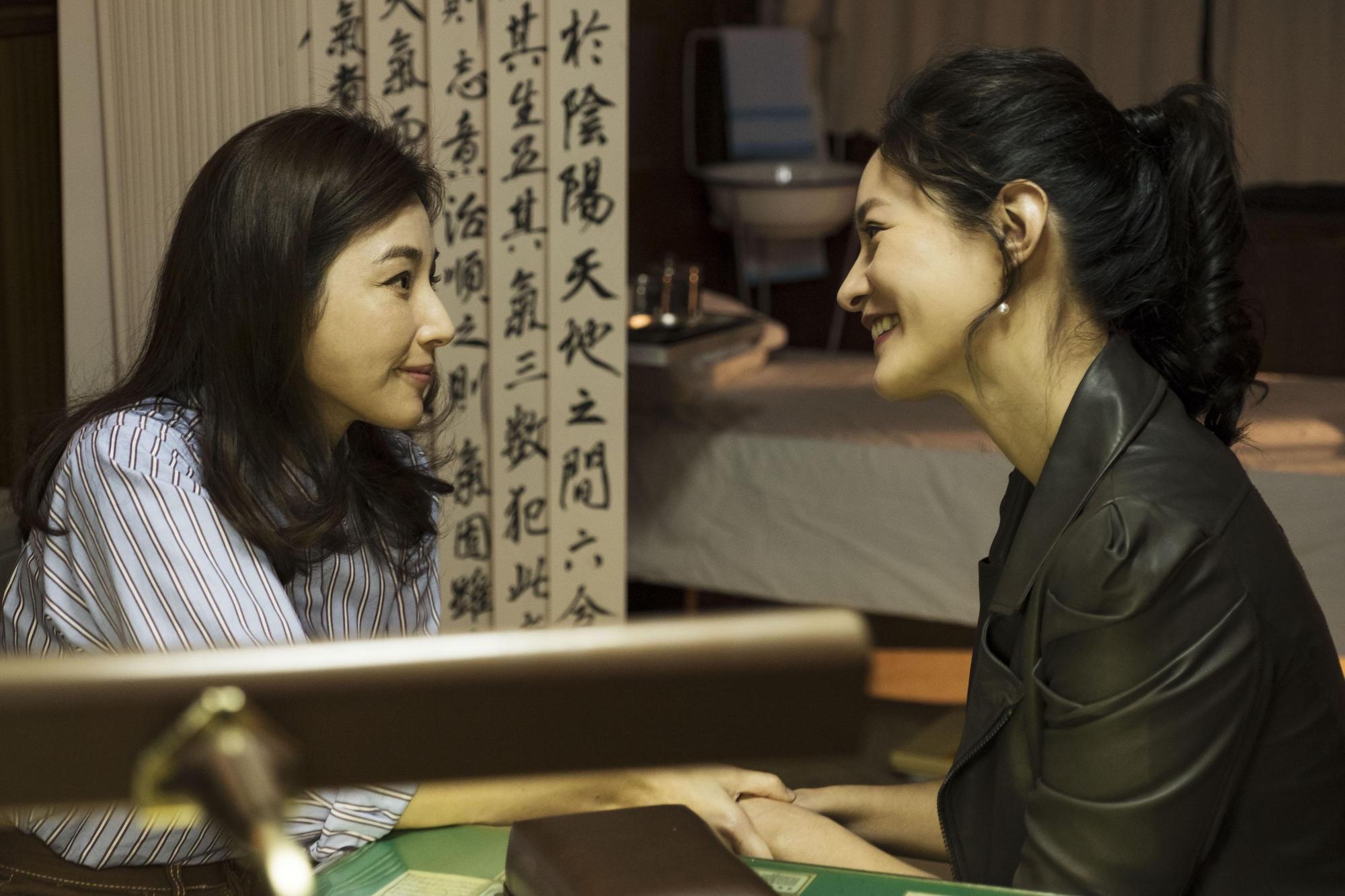 Janet與陳怡蓉有一場幻想的激吻戲碼,也讓陳怡蓉獻出人生第一次女女吻。(青睞影視提供)